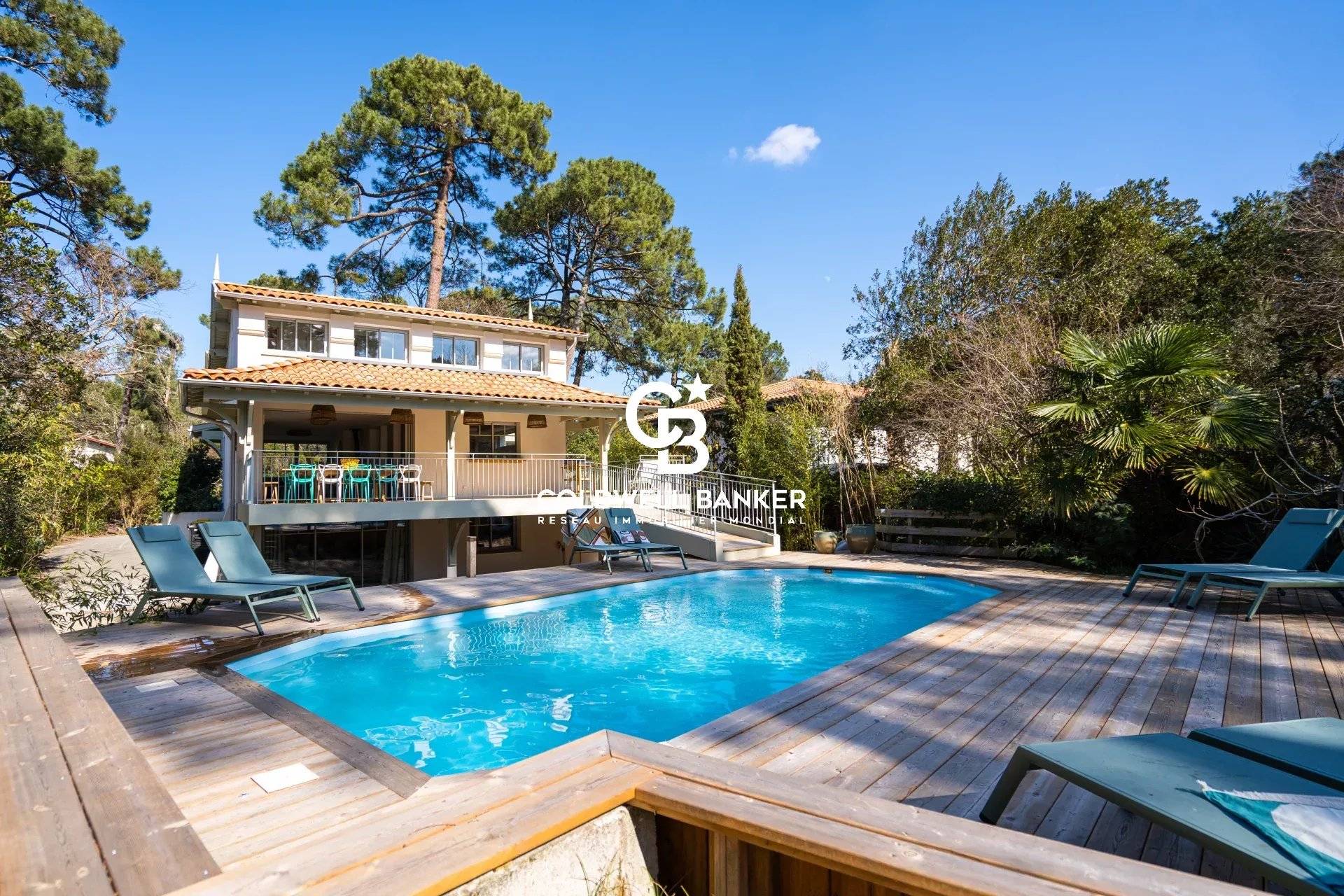 Maison à vendre à Pyla-sur-Mer – maison rénovée proche plage avec 6 chambres, piscine chauffée et vue forêt