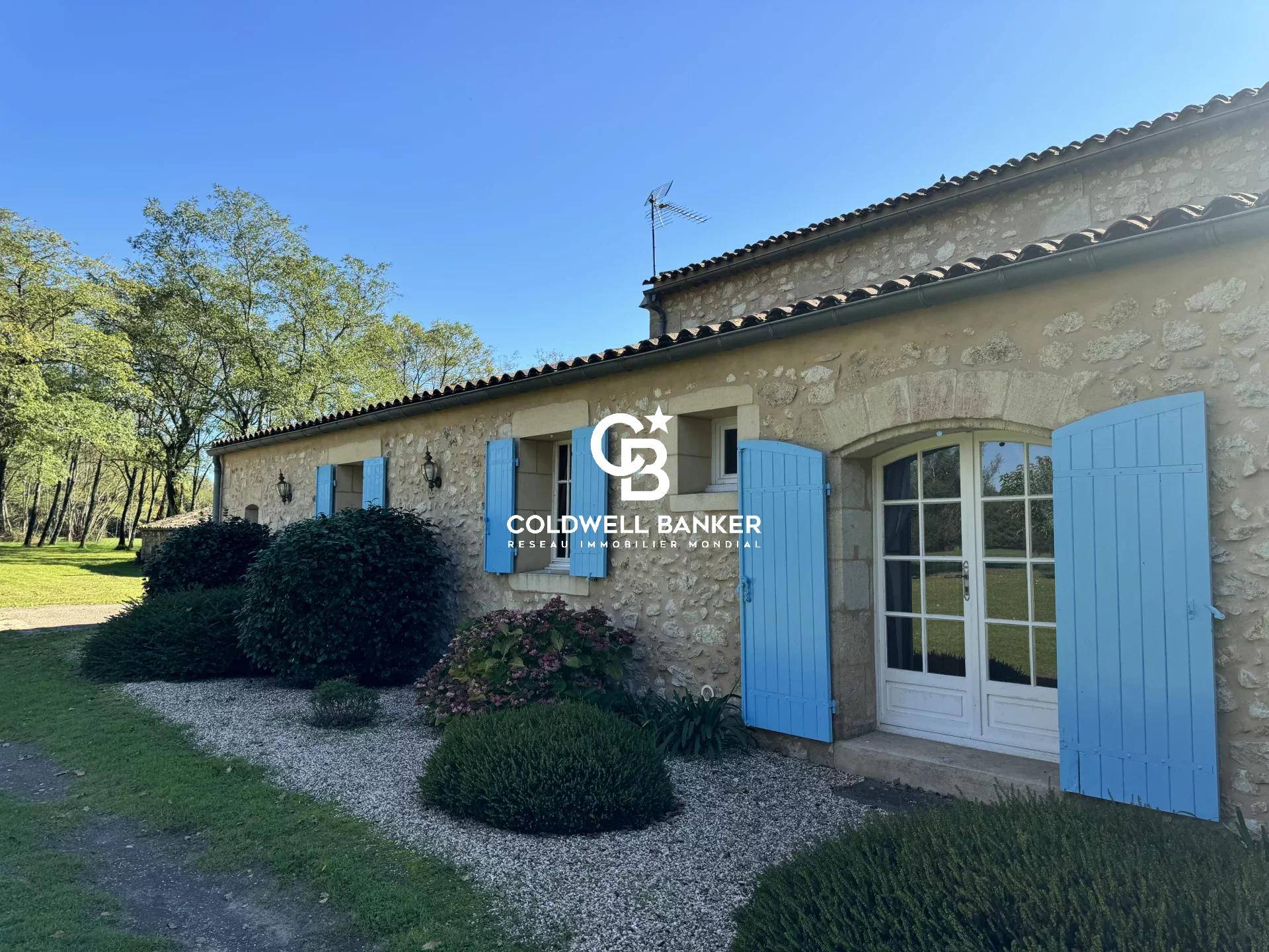 Maison de maître 12 pièces avec parc de 2 hectares et piscine - Nord Gironde
