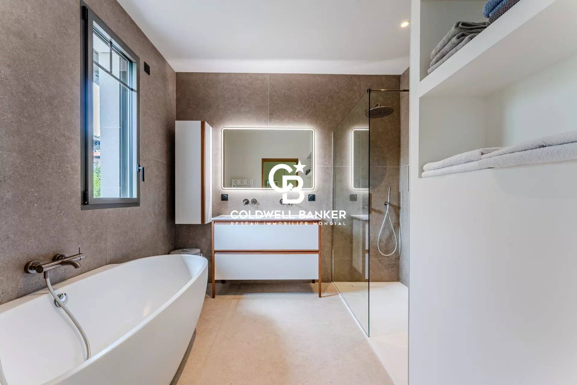 Luxueuse villa neuve aux prestations exceptionnelles à Arcachon