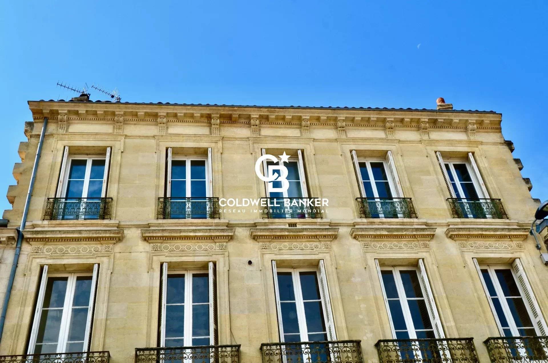 Appartement T4 duplex avec terrasse tropézienne au dernier étage à vendre Bordeaux Jardin Public / Chartrons