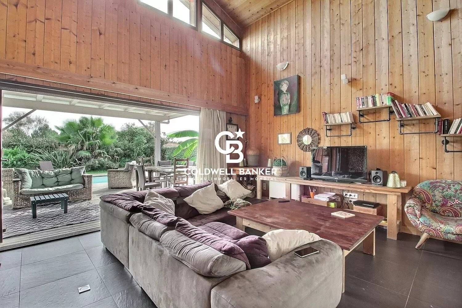 Maison familiale en bois avec piscine à vendre Lège-Cap-Ferret