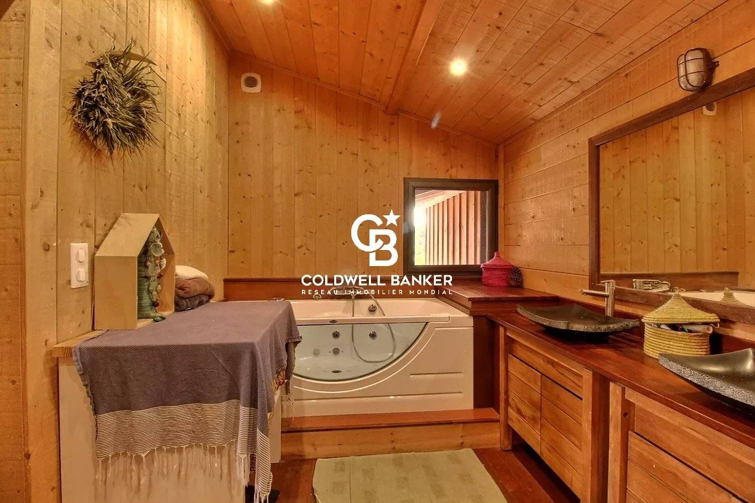 Maison familiale en bois avec piscine à vendre Lège-Cap-Ferret