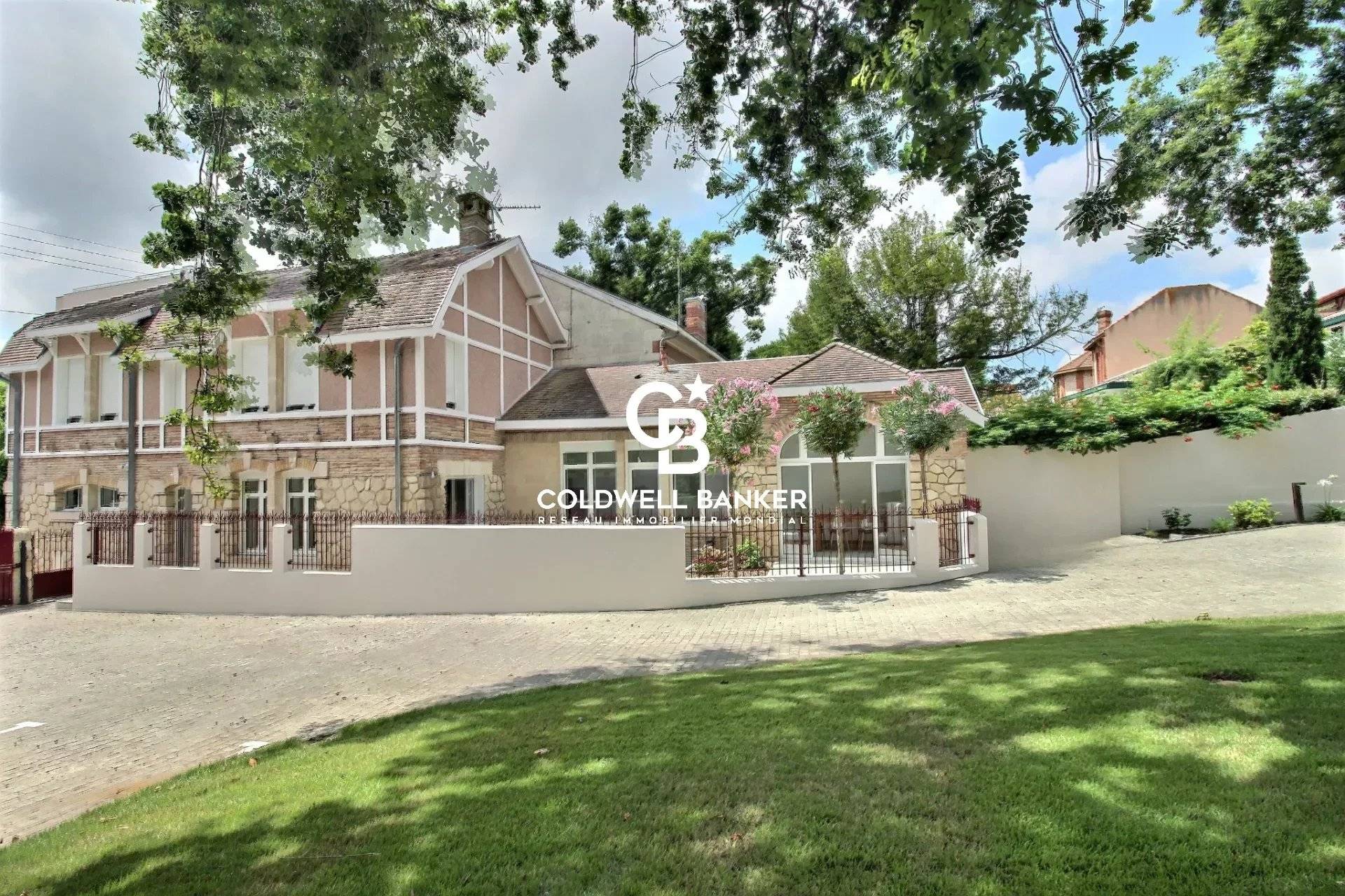 Maison à vendre à Arcachon - accès direct plage, 3 chambres, terrasse 100 m², quartier Ville de Printemps