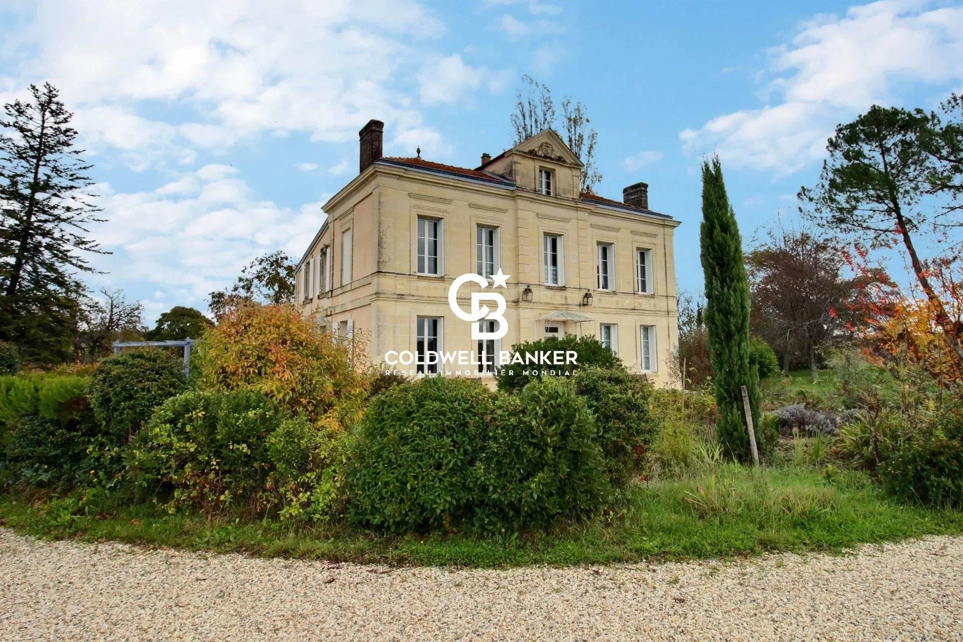 Propriété exceptionnelle avec 2 maisons et terrain de 2 hectares à 40 minutes de Bordeaux près de Fronsac