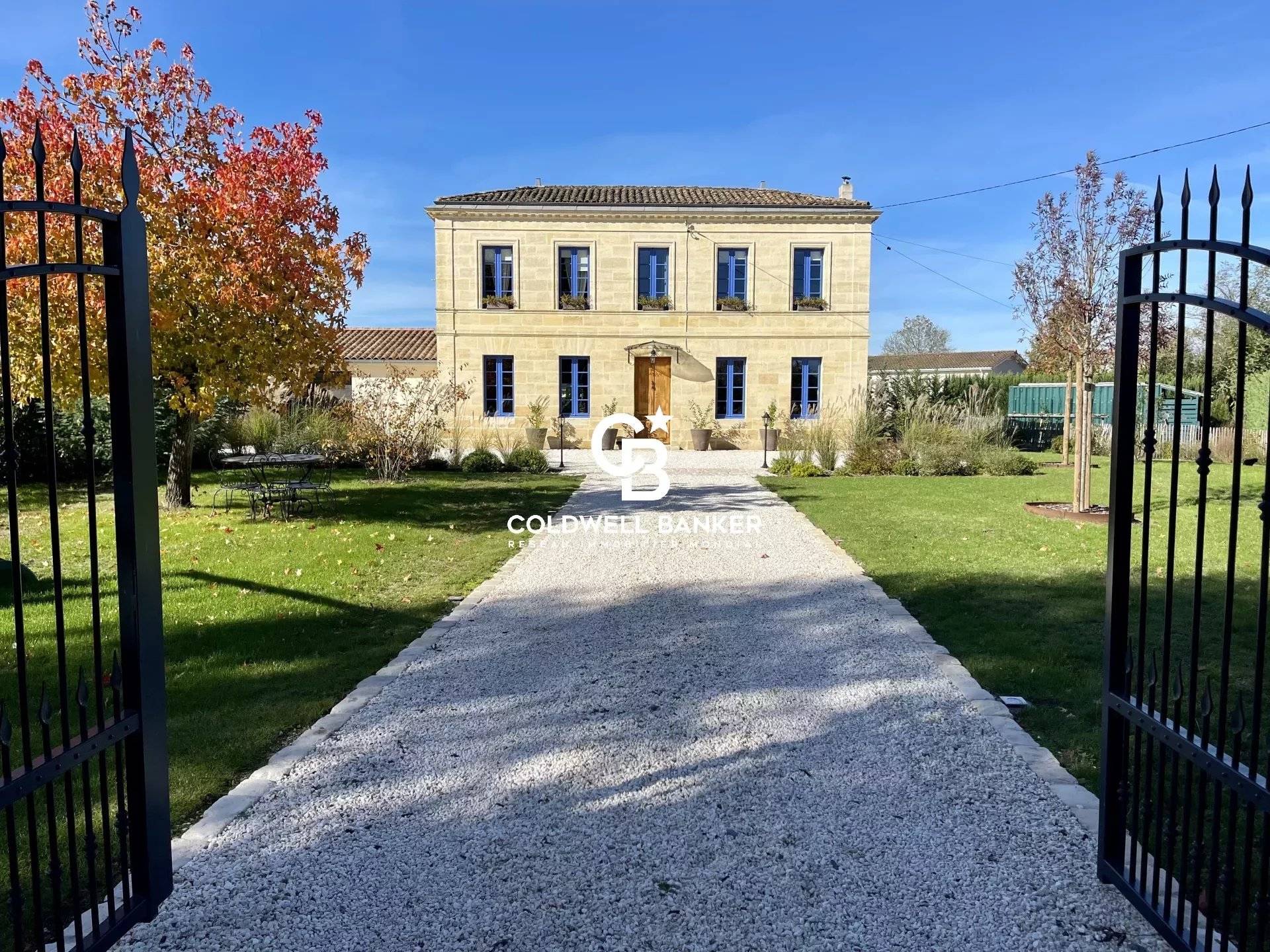 Maison en pierre avec piscine et dépendance à vendre près de Bordeaux Saint Loubès