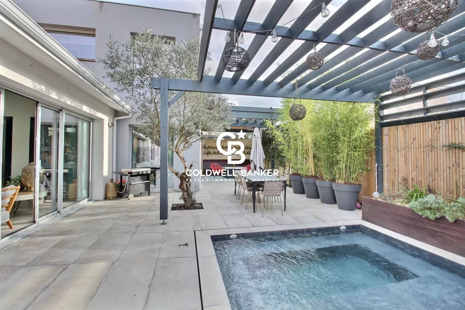 Maison familiale à vendre au Bouscat centre - 290 m² rénovés, jardin et piscine