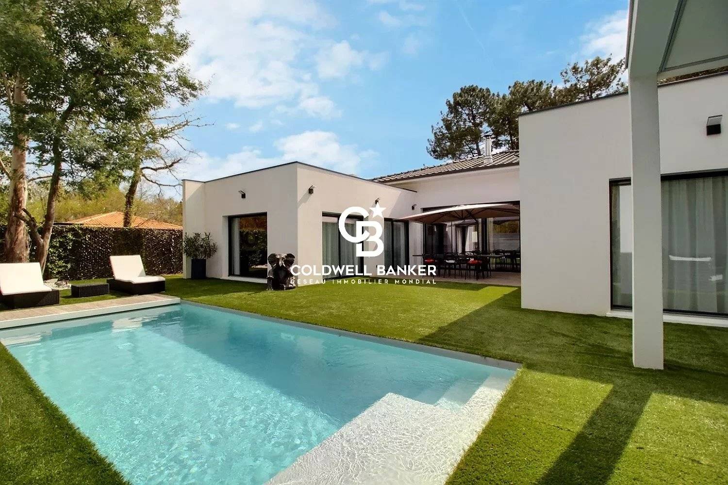 Spacieuse villa contemporaine avec piscine, garage et dépendances - Cassy Lanton