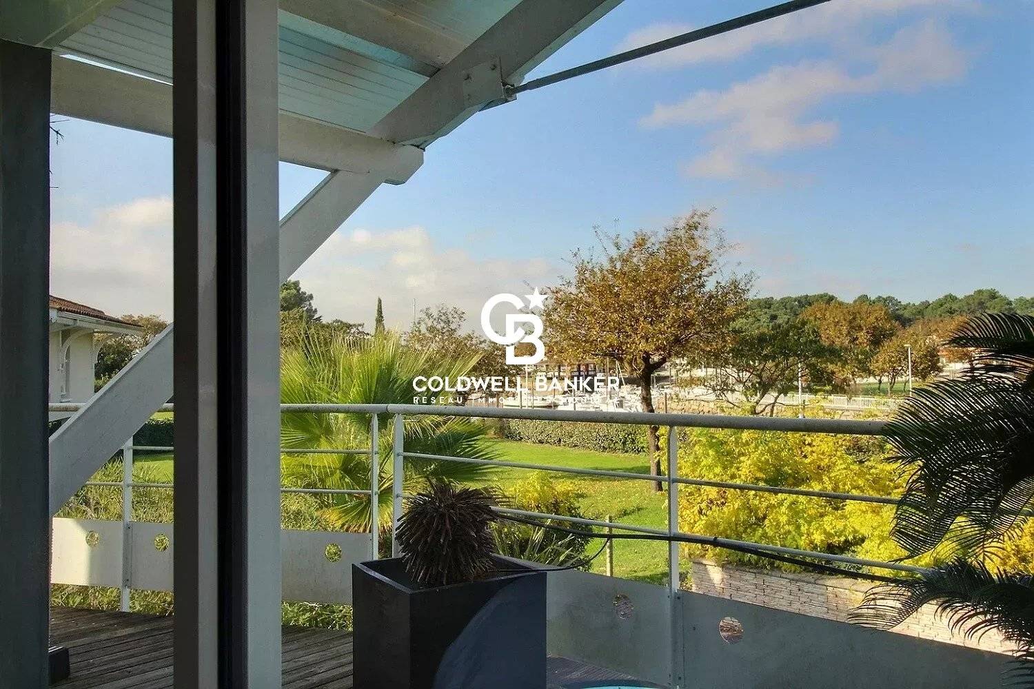 Maison à vendre à Cassy – contemporaine luxueuse avec vue sur le port, piscine et suites