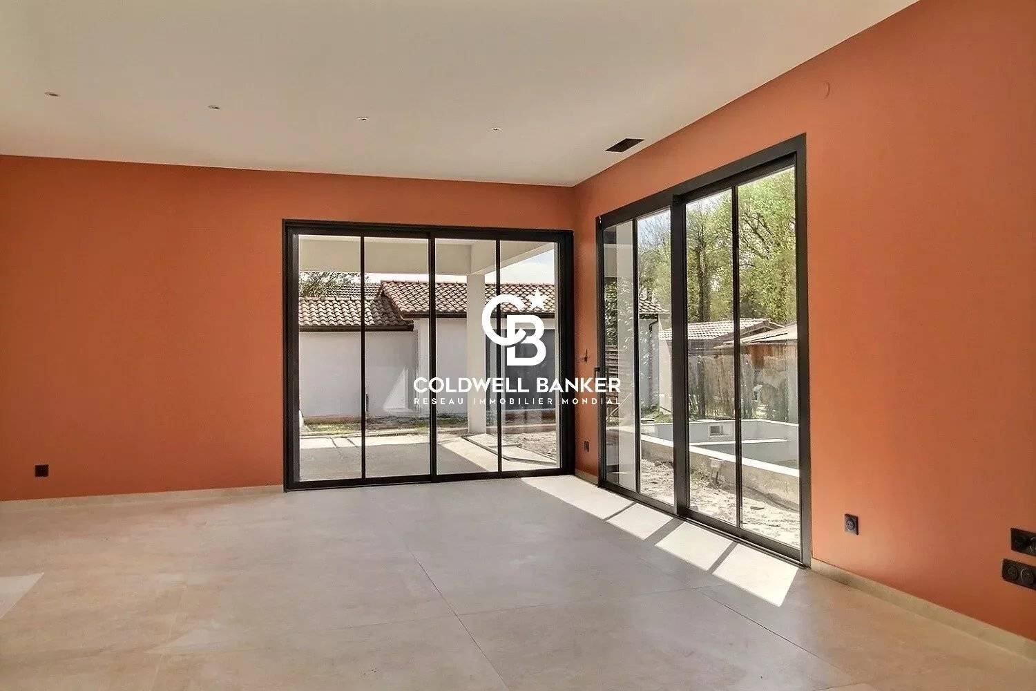 Villa neuve avec beau potentiel côté Bassin Arès