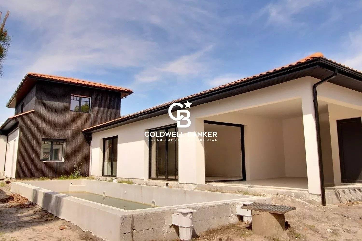 Villa neuve avec beau potentiel côté Bassin Arès