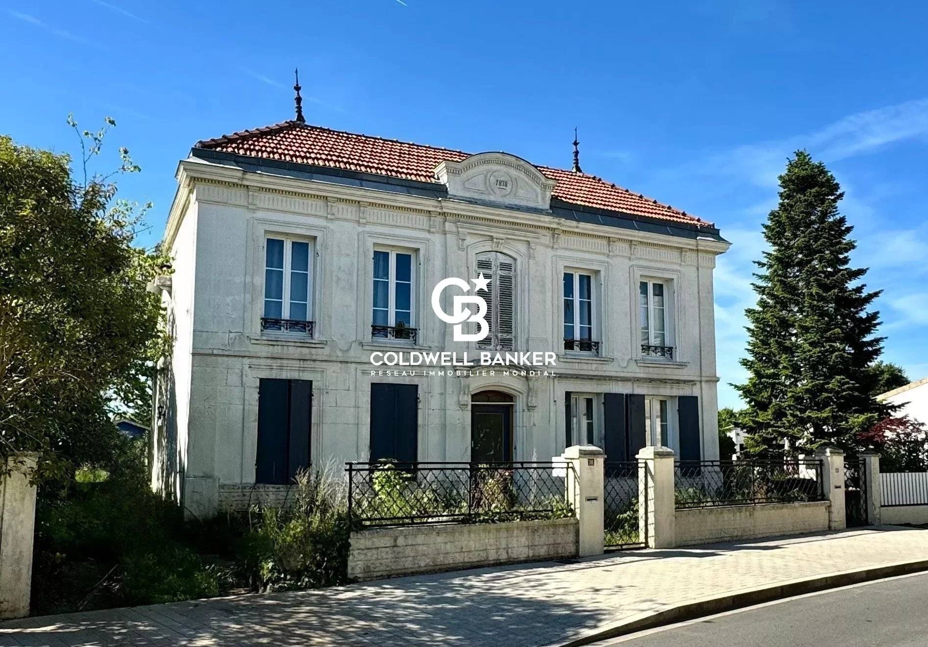 Maison à vendre à proximité de Bordeaux – hôtel particulier 4 chambres, dépendances, deux appartements et permis piscine