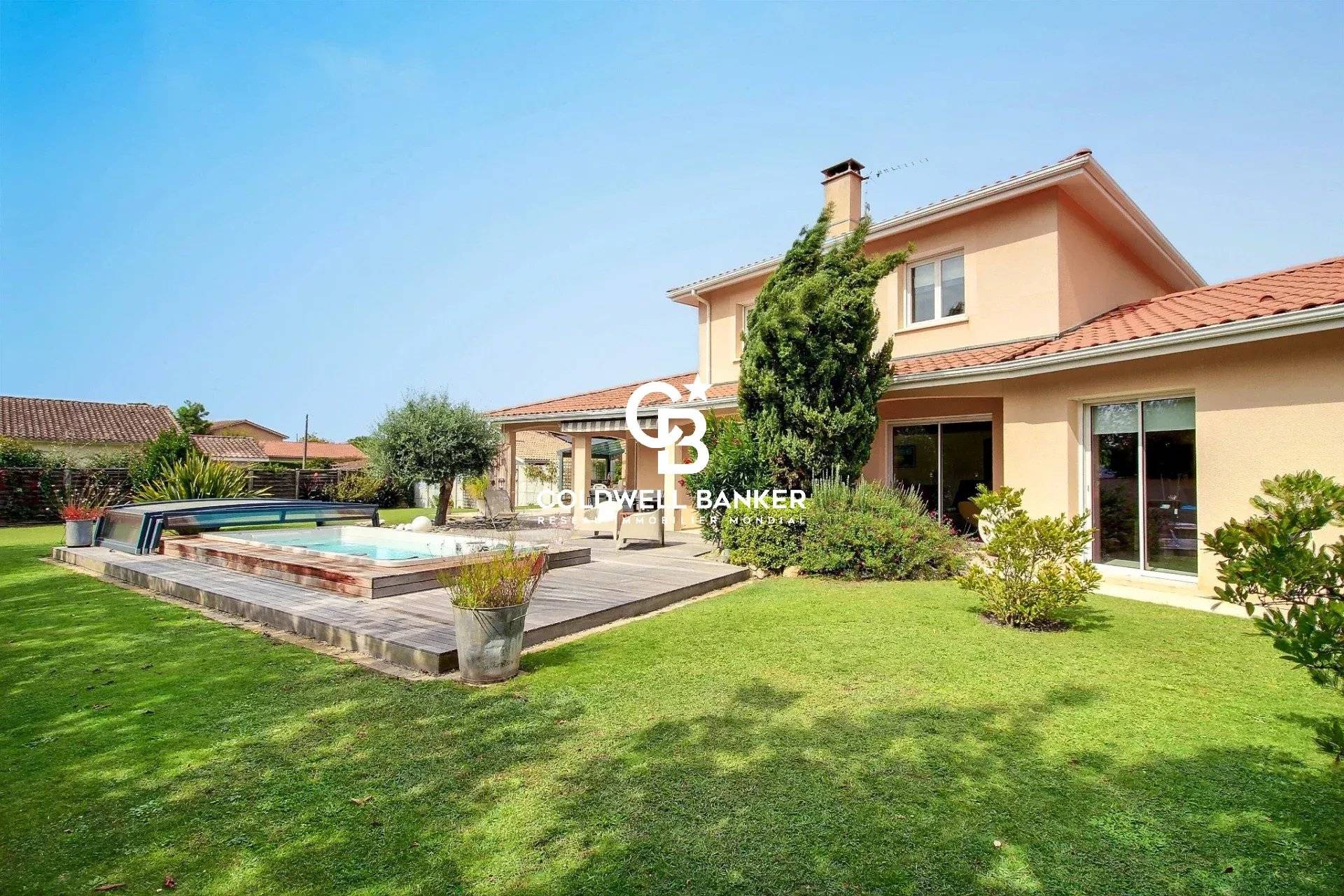 Maison à vendre à La Teste-de-Buch – élégante maison familiale, plain-pied, spa, garage et jardin paysager