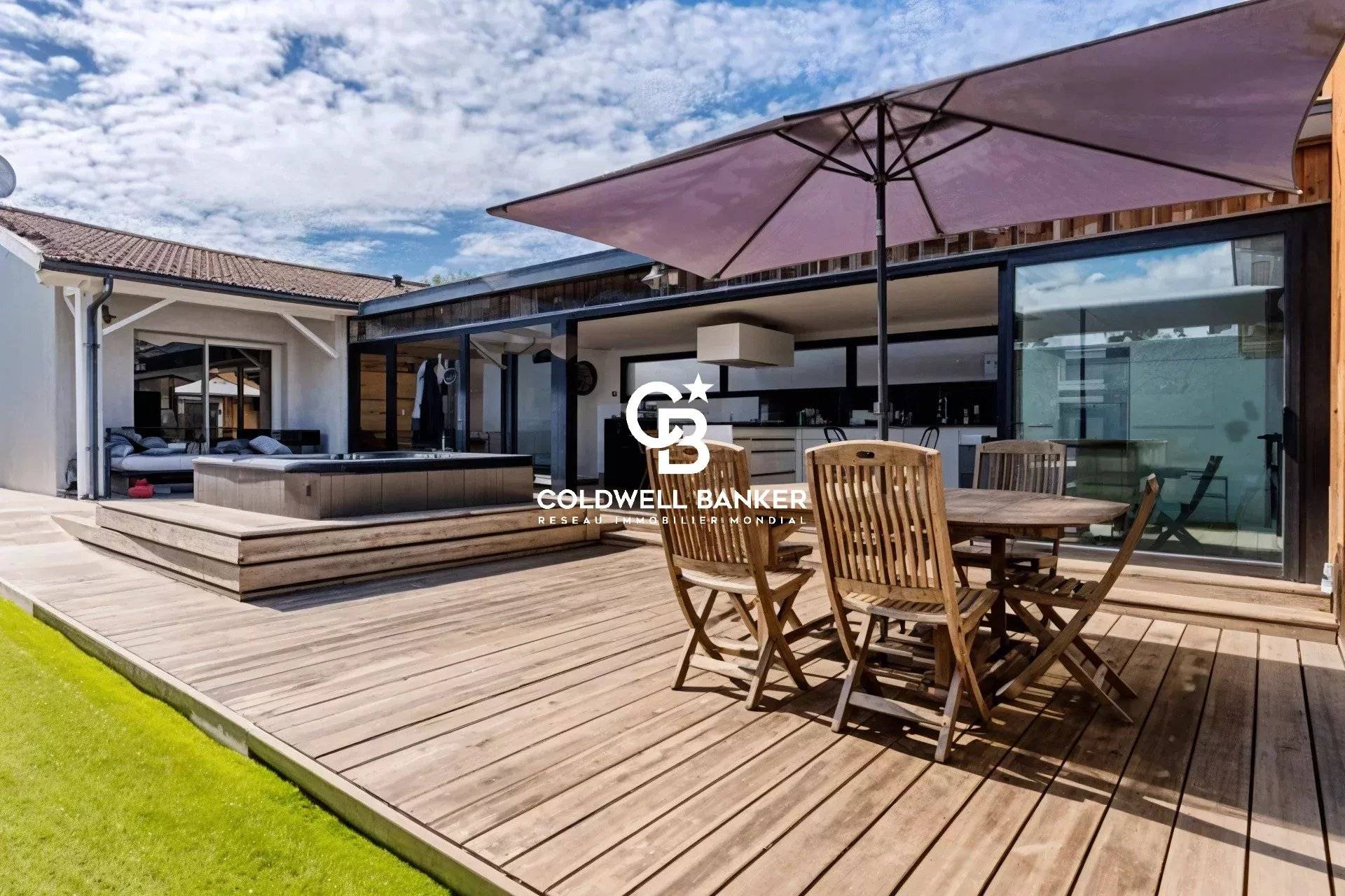 Maison à vendre à Andernos-les-Bains – maison d’architecte côté Bassin avec terrasse et jacuzzi dans le quartier Mauret