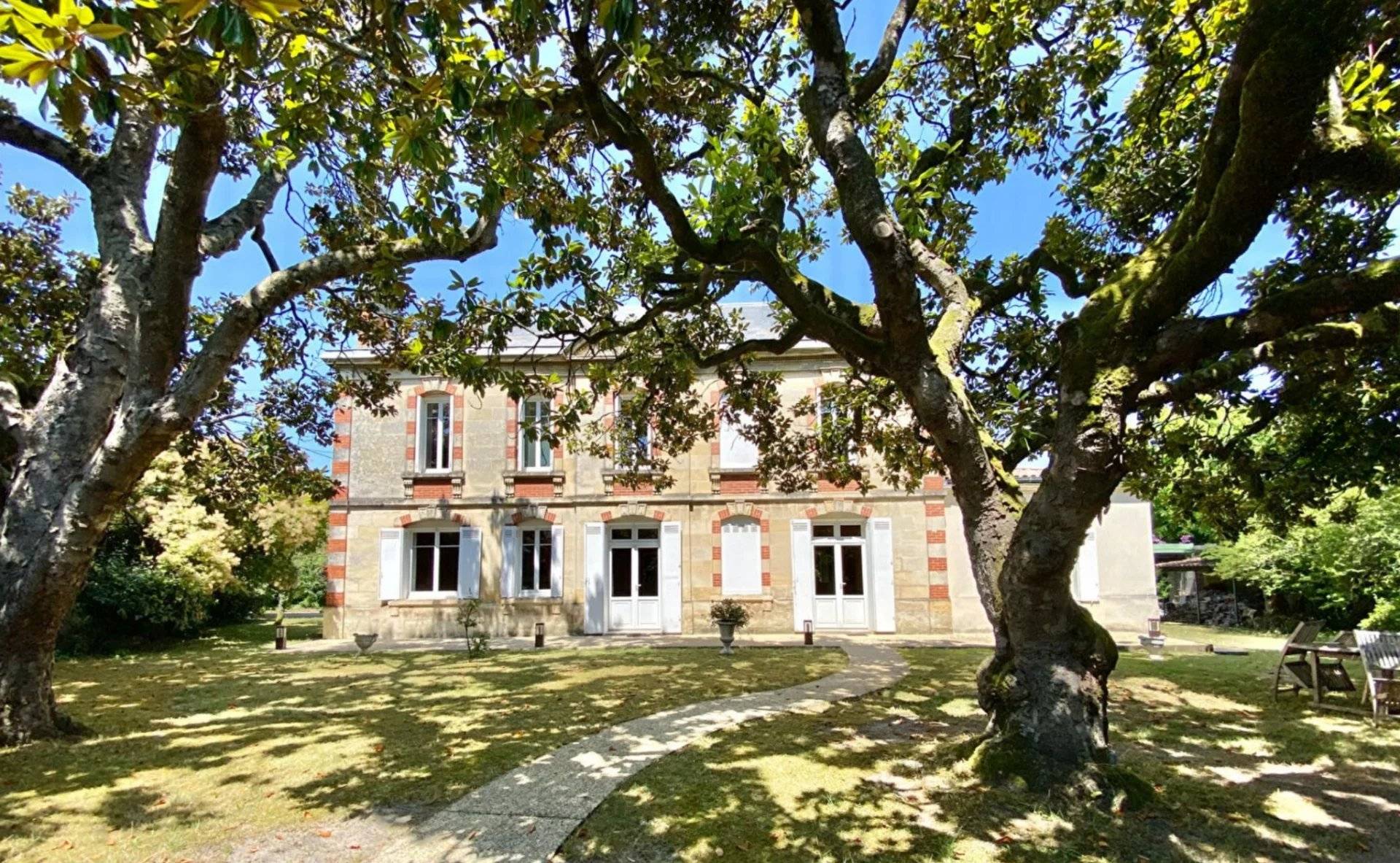 Maison à vendre à Bordeaux Caudéran - maison de maître, 5 chambres, jardin piscinable et garage
