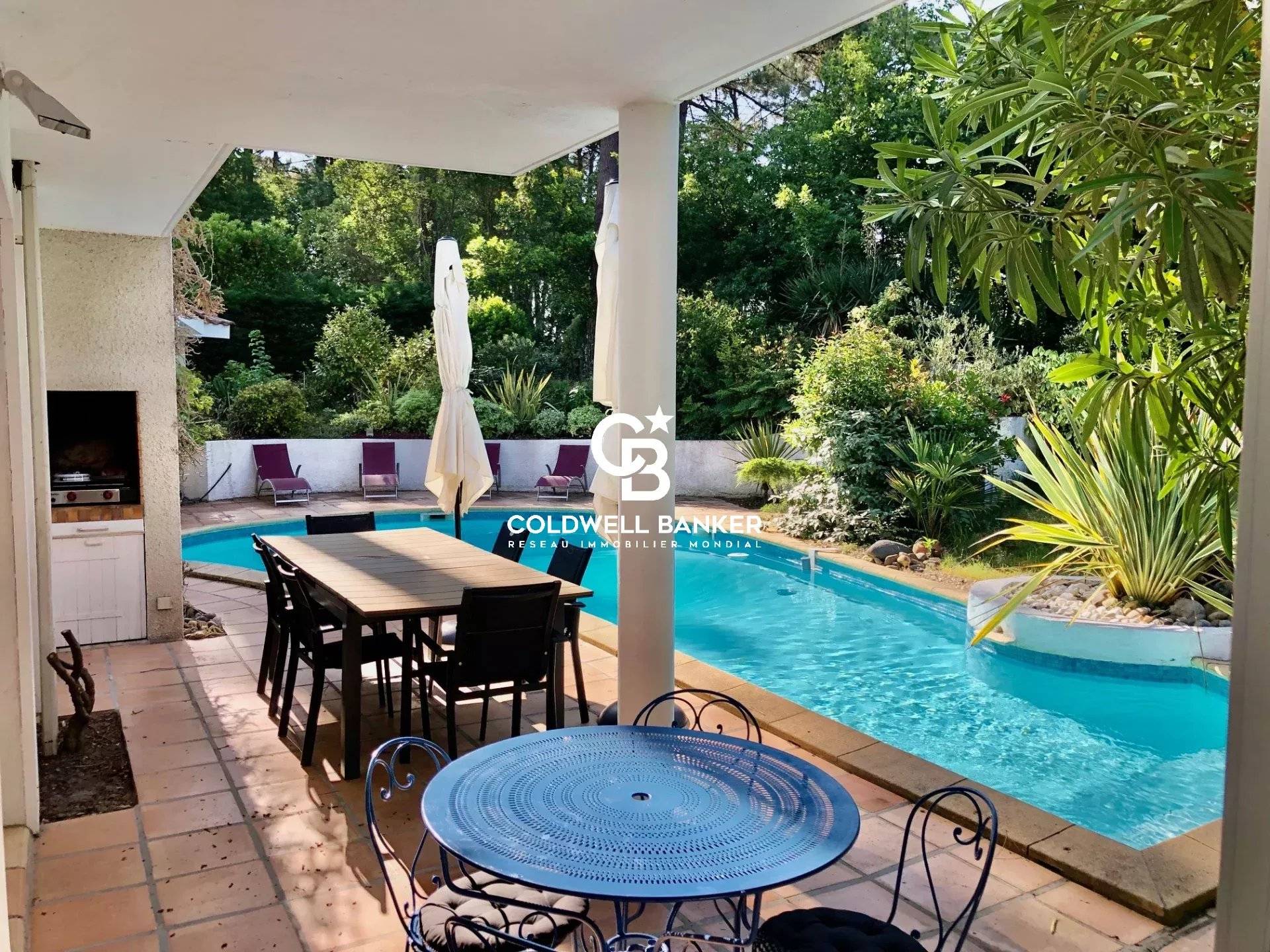 Maison à vendre à Biscarrosse – maison d’architecte de 220 m² avec piscine, jardin paysagé et dépendance au Golf