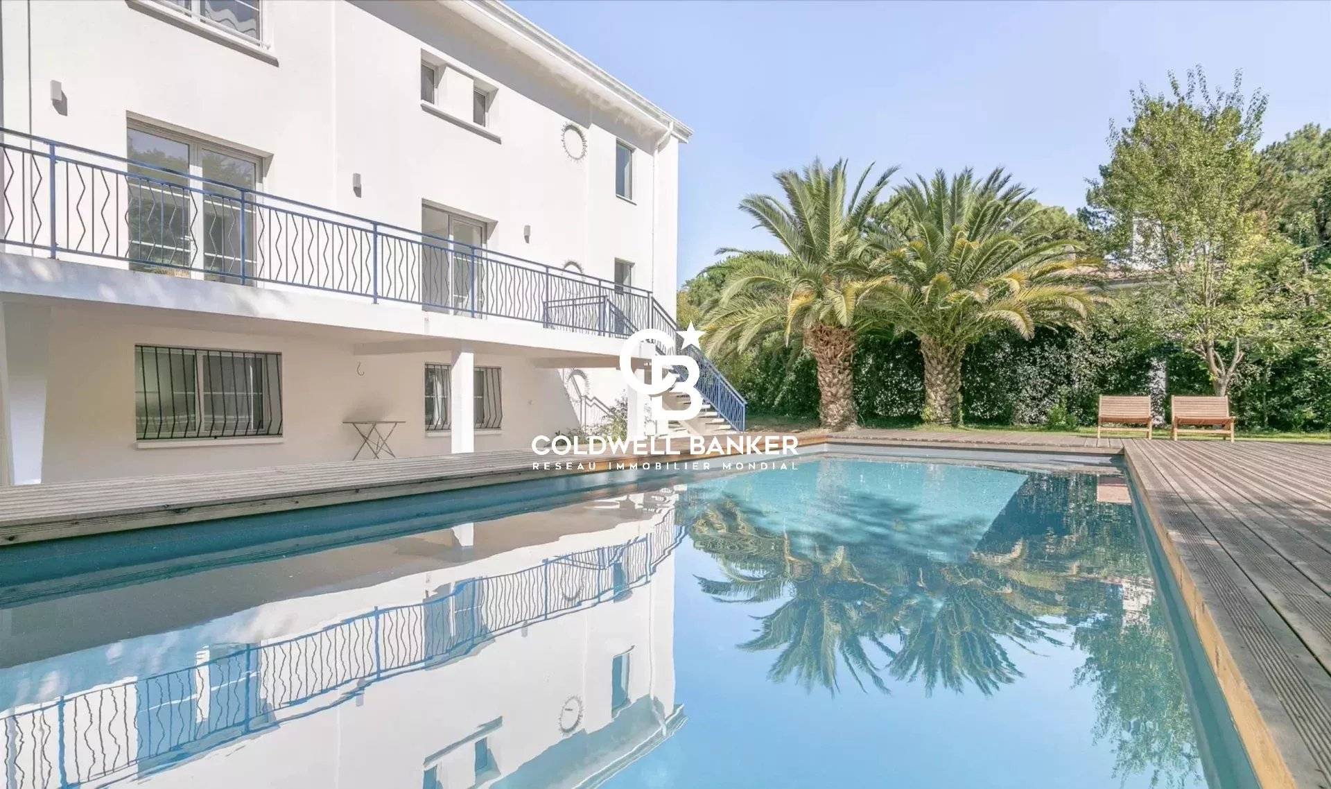 Maison à vendre à Arcachon – villa rénovée avec 5 suites et piscine à 400 m de la plage Pereire