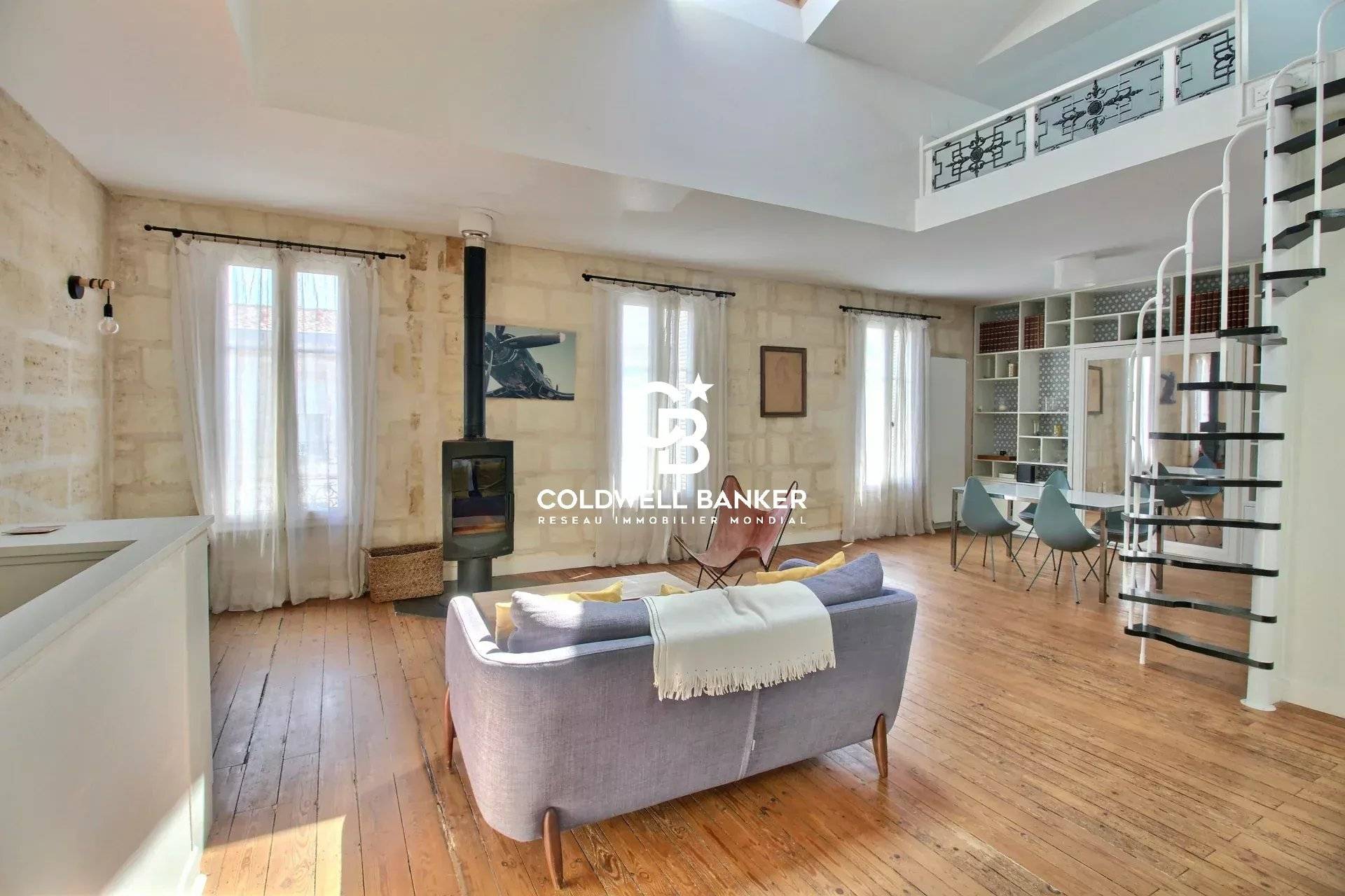 Maison à vendre Bordeaux Chartrons – prestations anciennes, 2 chambres, mezzanine et garage