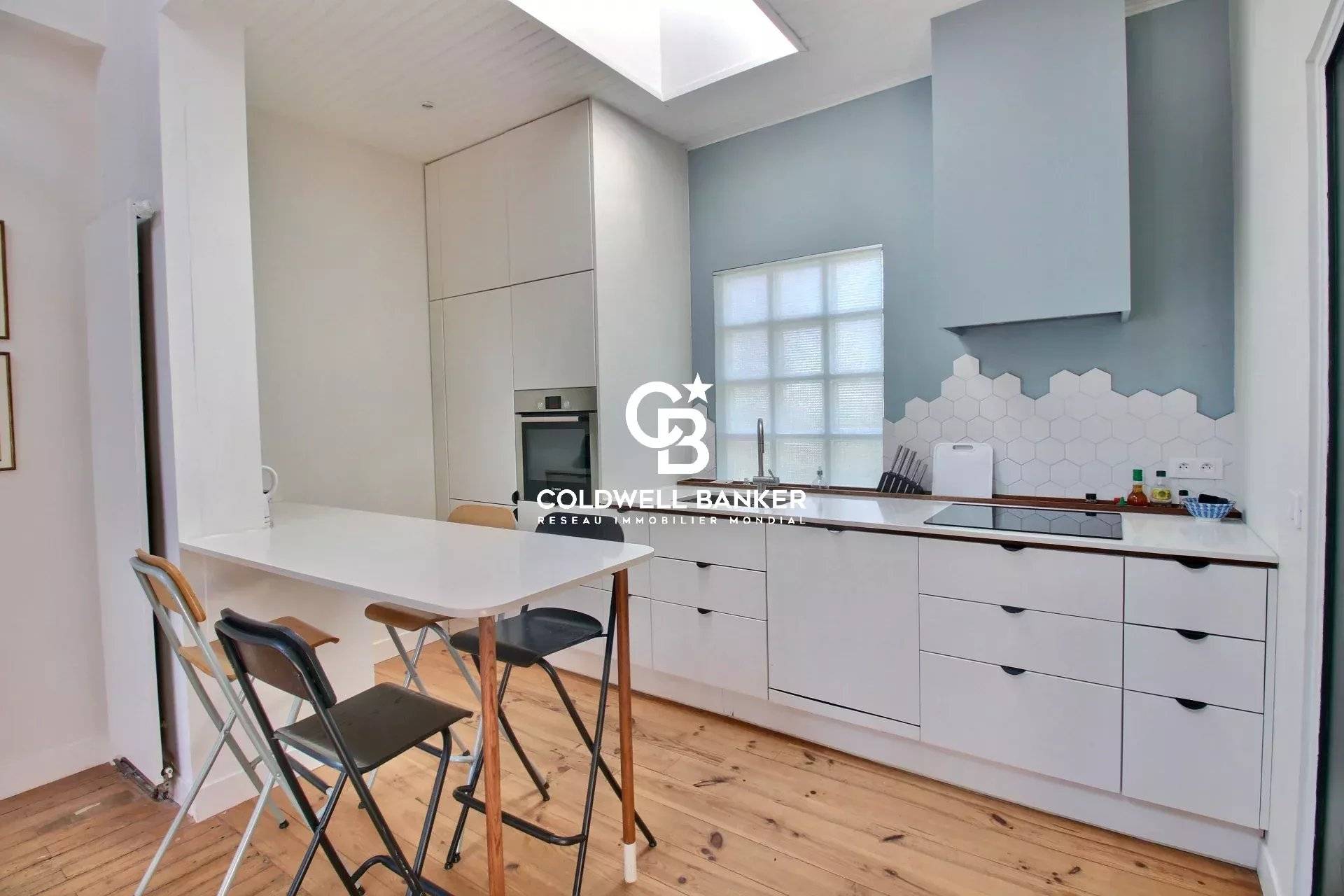 Maison à vendre Bordeaux Chartrons – prestations anciennes, 2 chambres, mezzanine et garage