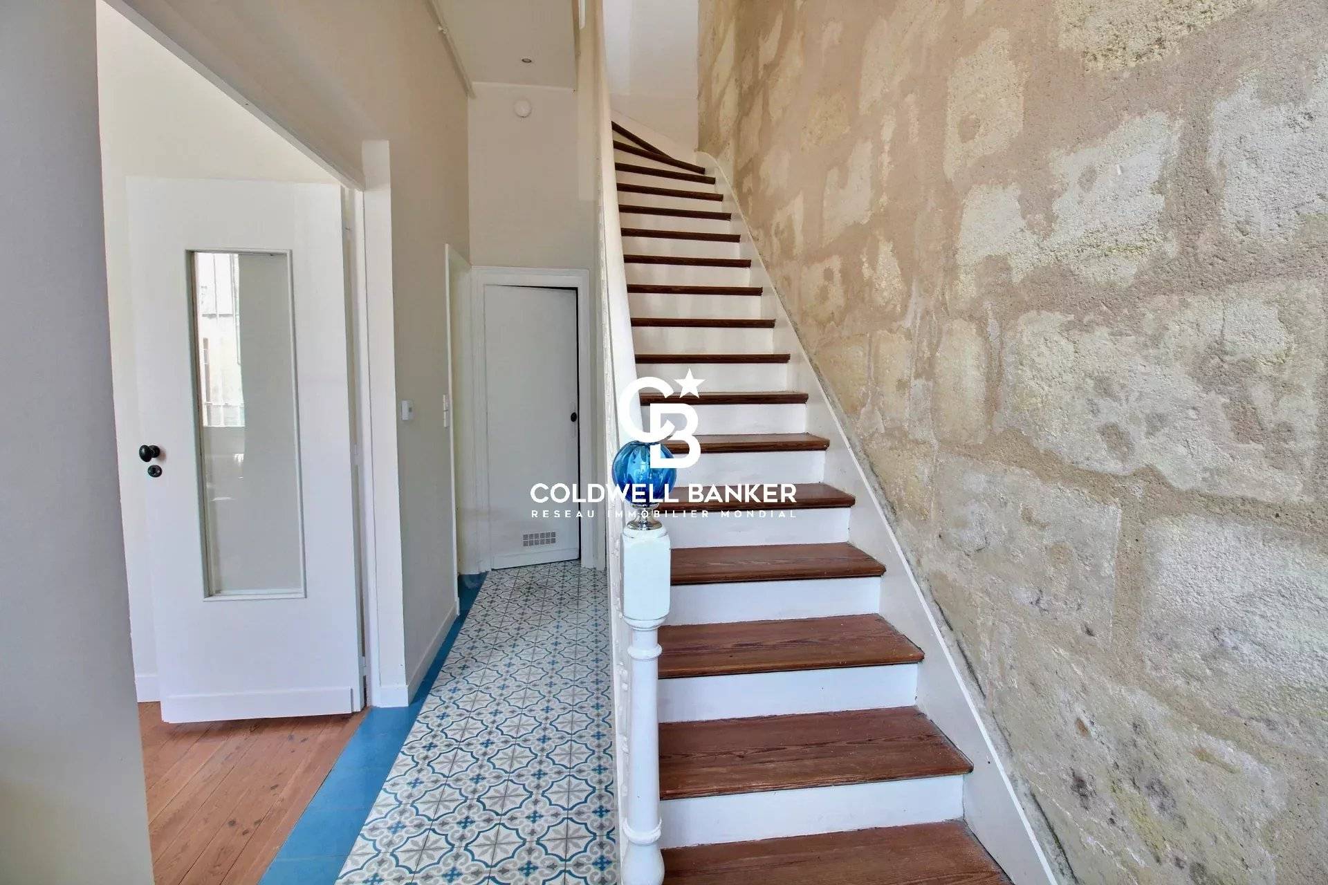 Maison à vendre Bordeaux Chartrons – prestations anciennes, 2 chambres, mezzanine et garage