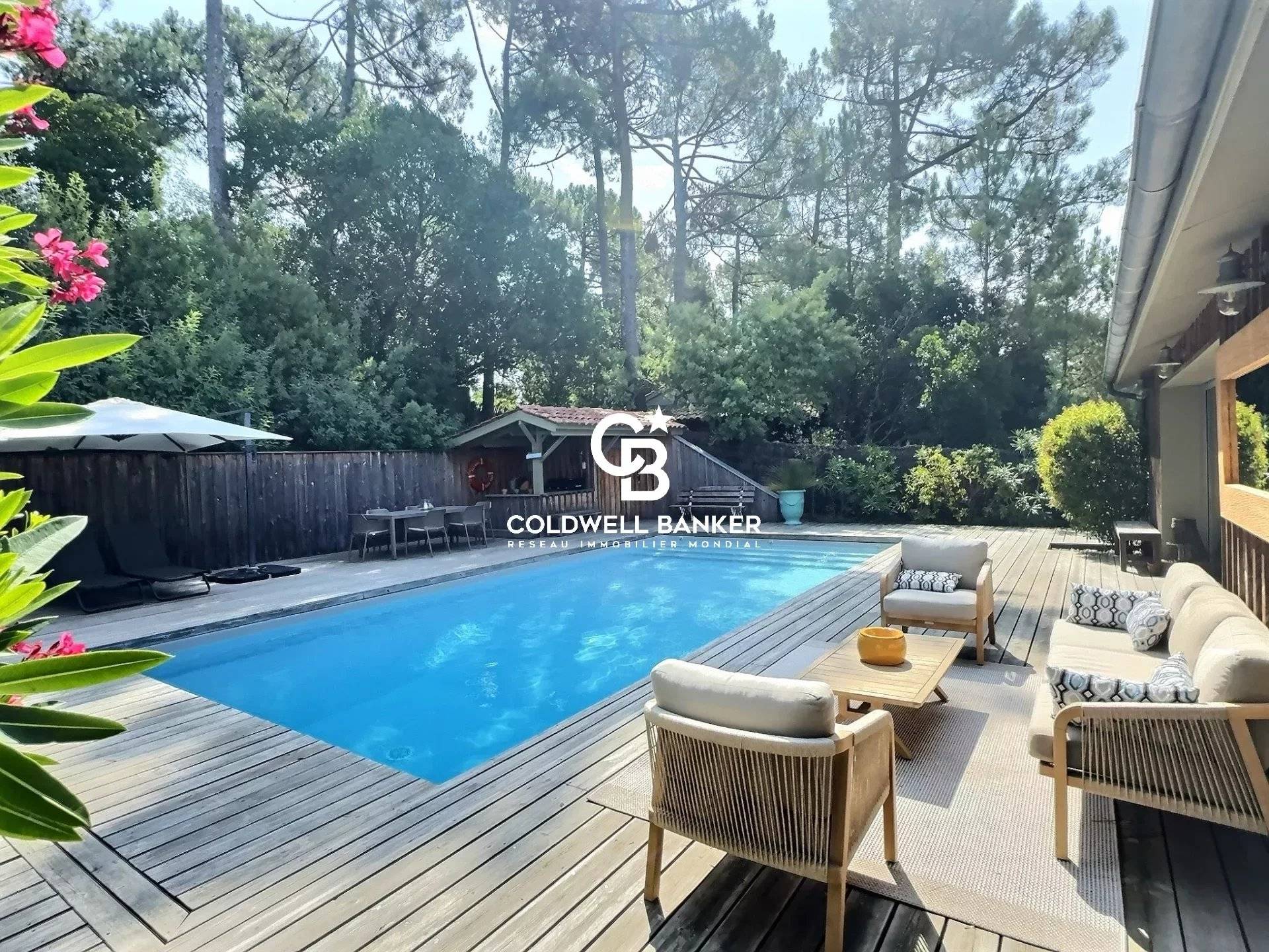 Maison à vendre au Canon Cap Ferret - rénovée avec piscine dans quartier recherché