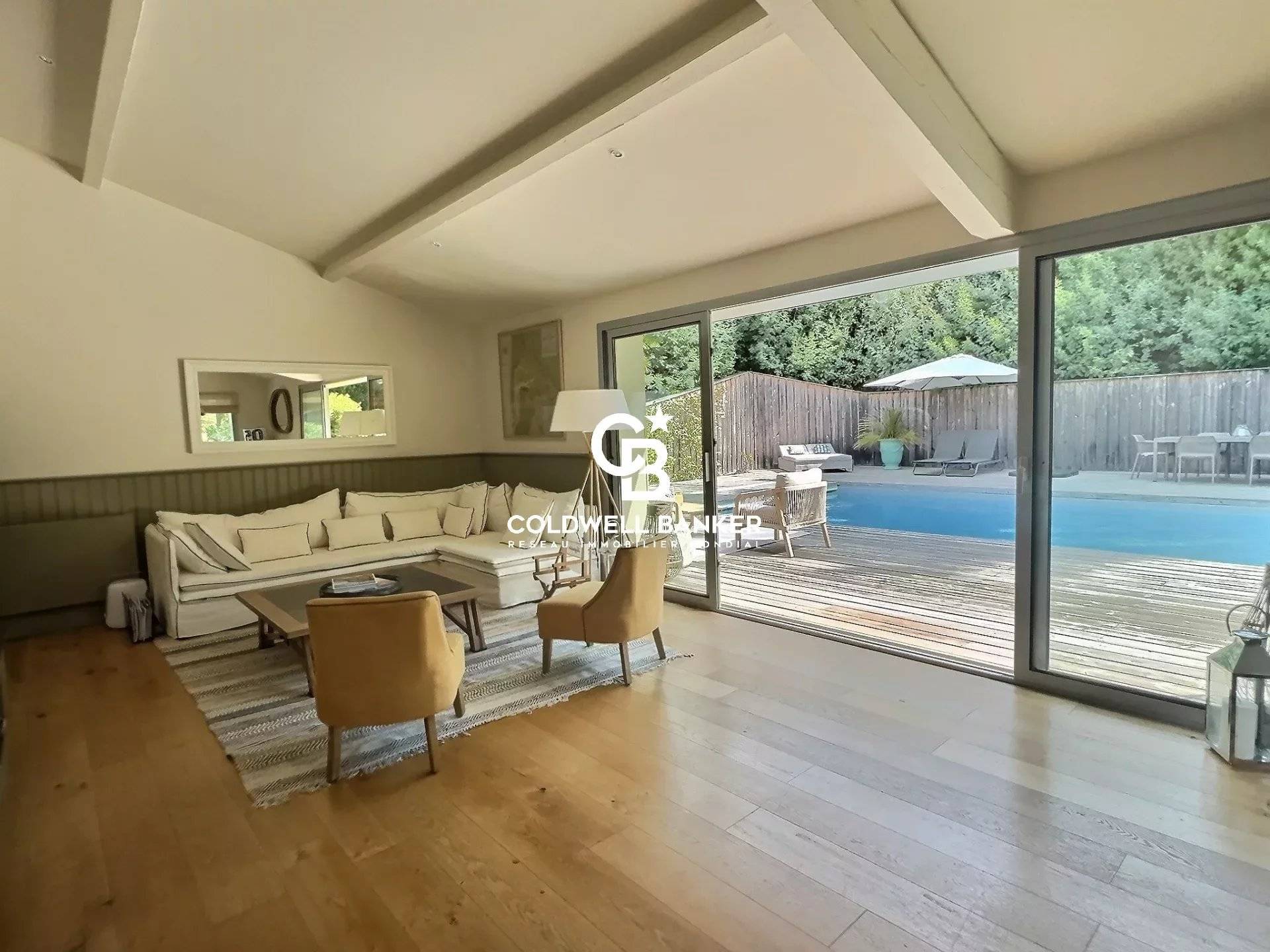 Maison à vendre au Canon Cap Ferret - rénovée avec piscine dans quartier recherché