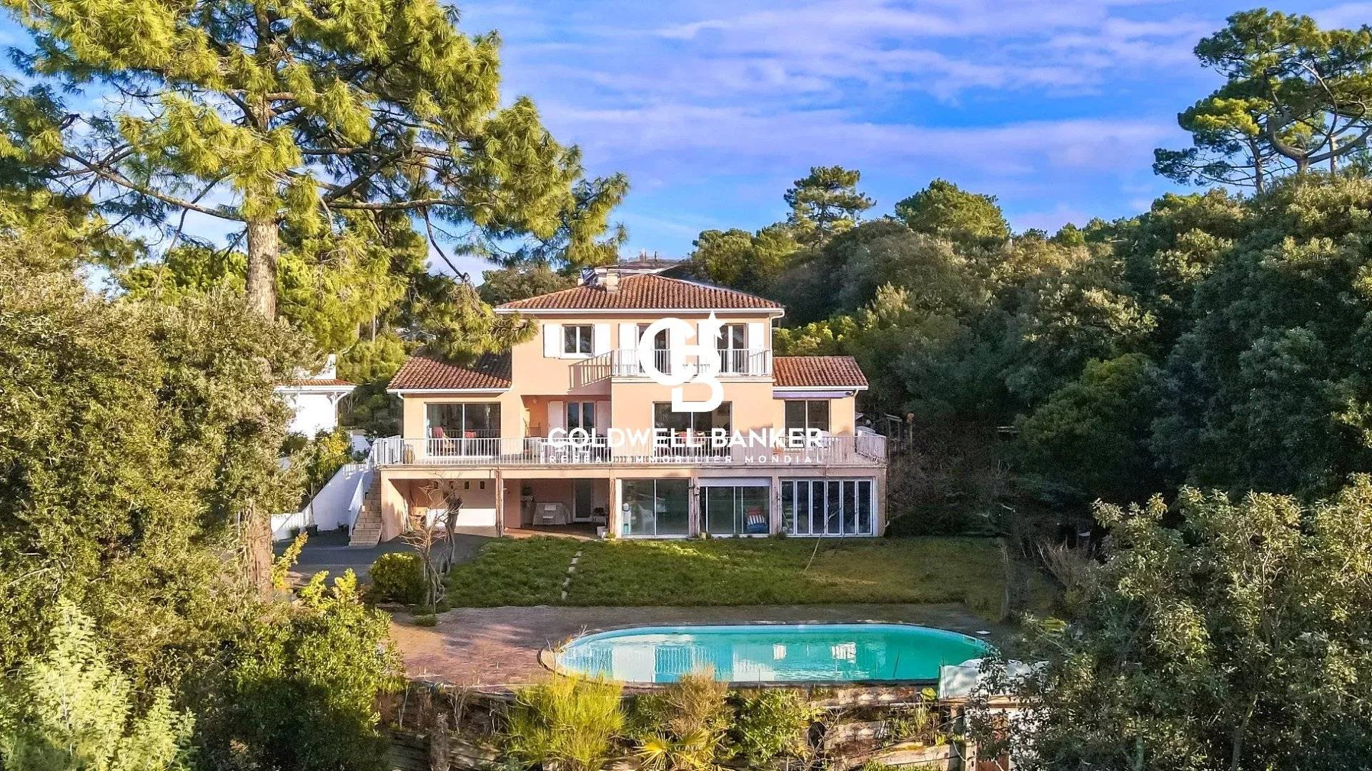 Maison à vendre à Pyla-sur-Mer - vue panoramique Bassin, volumes généreux et terrain de plus de 1 000 m²