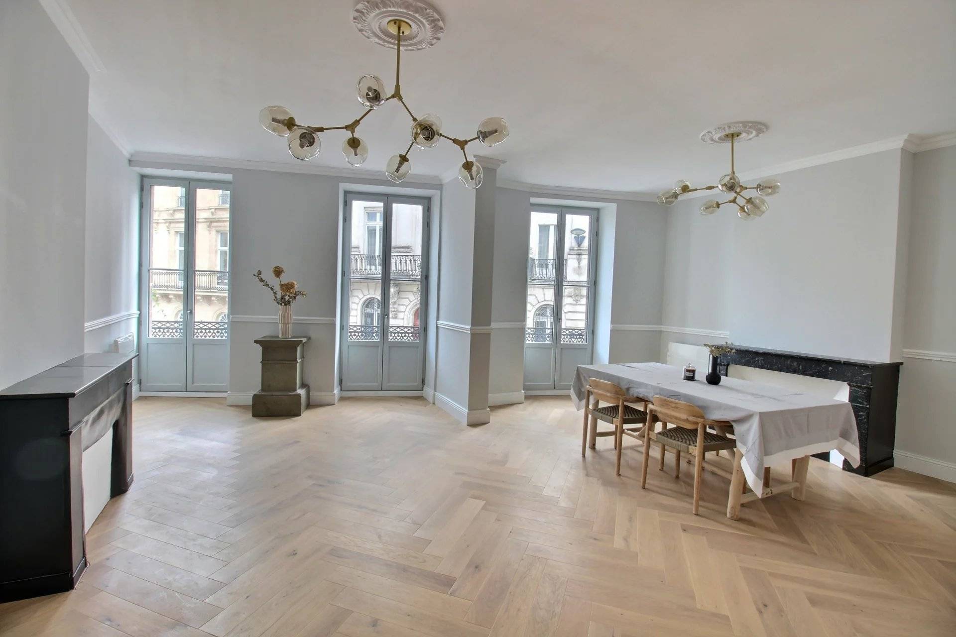 Superbe appartement rénové avec terrasse à Bordeaux quartier Saint Seurin