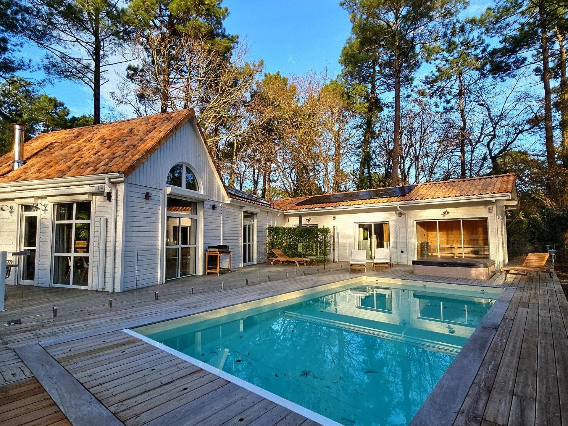 Maison à vendre à Biscarrosse – propriété familiale au Golf avec 5 chambres, piscine, spa et fort potentiel locatif