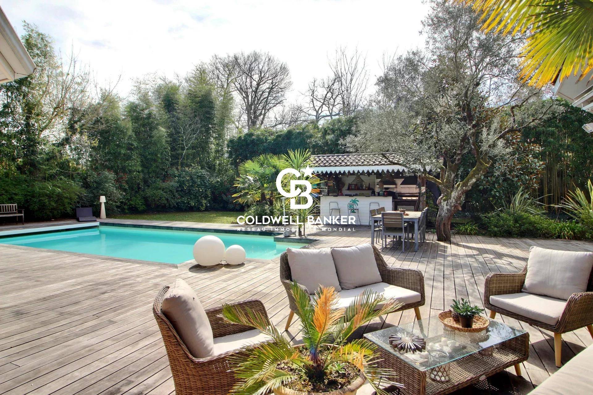 Maison contemporaine à vendre à Mérignac - 271 m² avec piscine et jardin près de Bordeaux