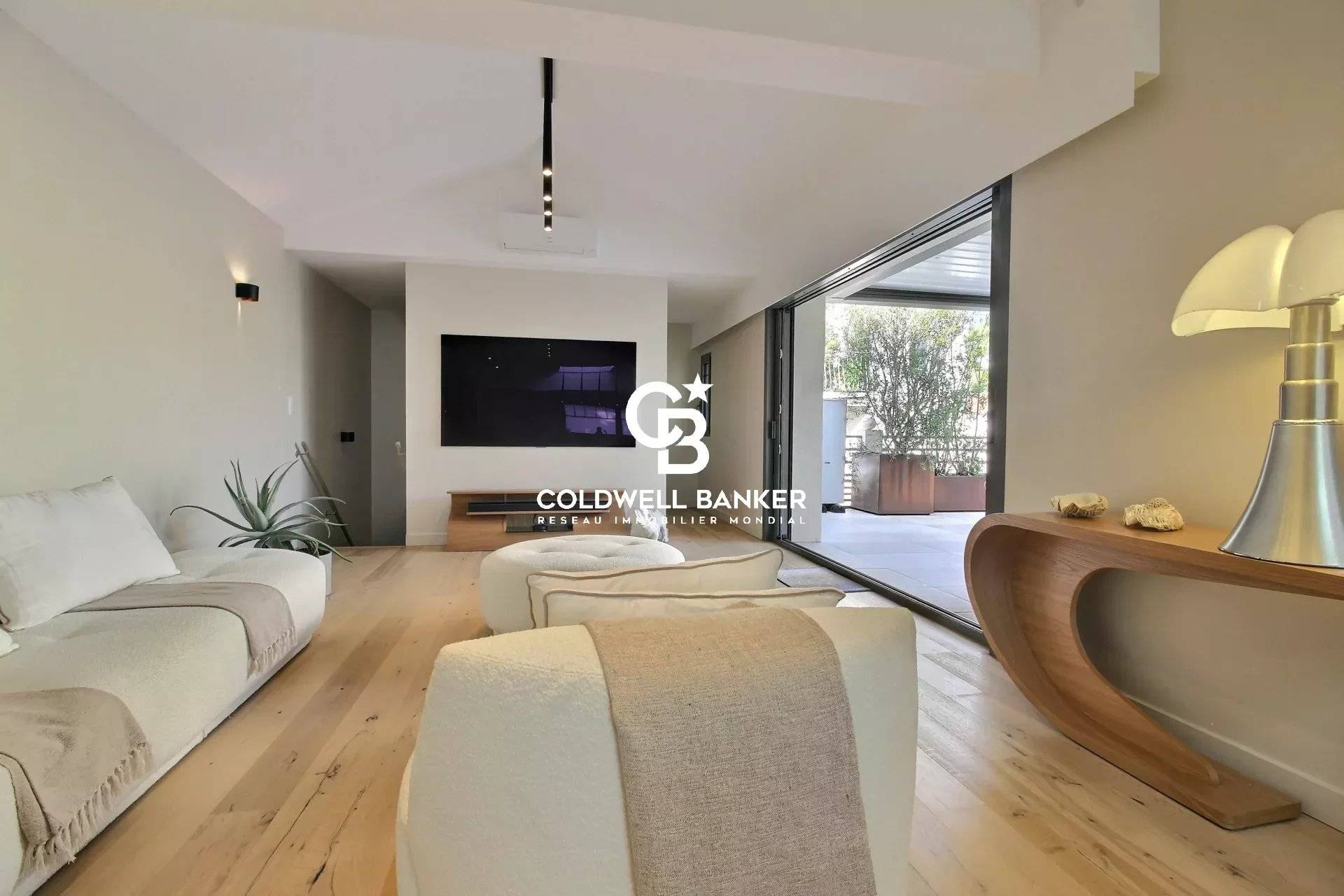 Maison à vendre à Arcachon – rénovée en centre-ville, proche plage, ascenseur, garage et salle de sport