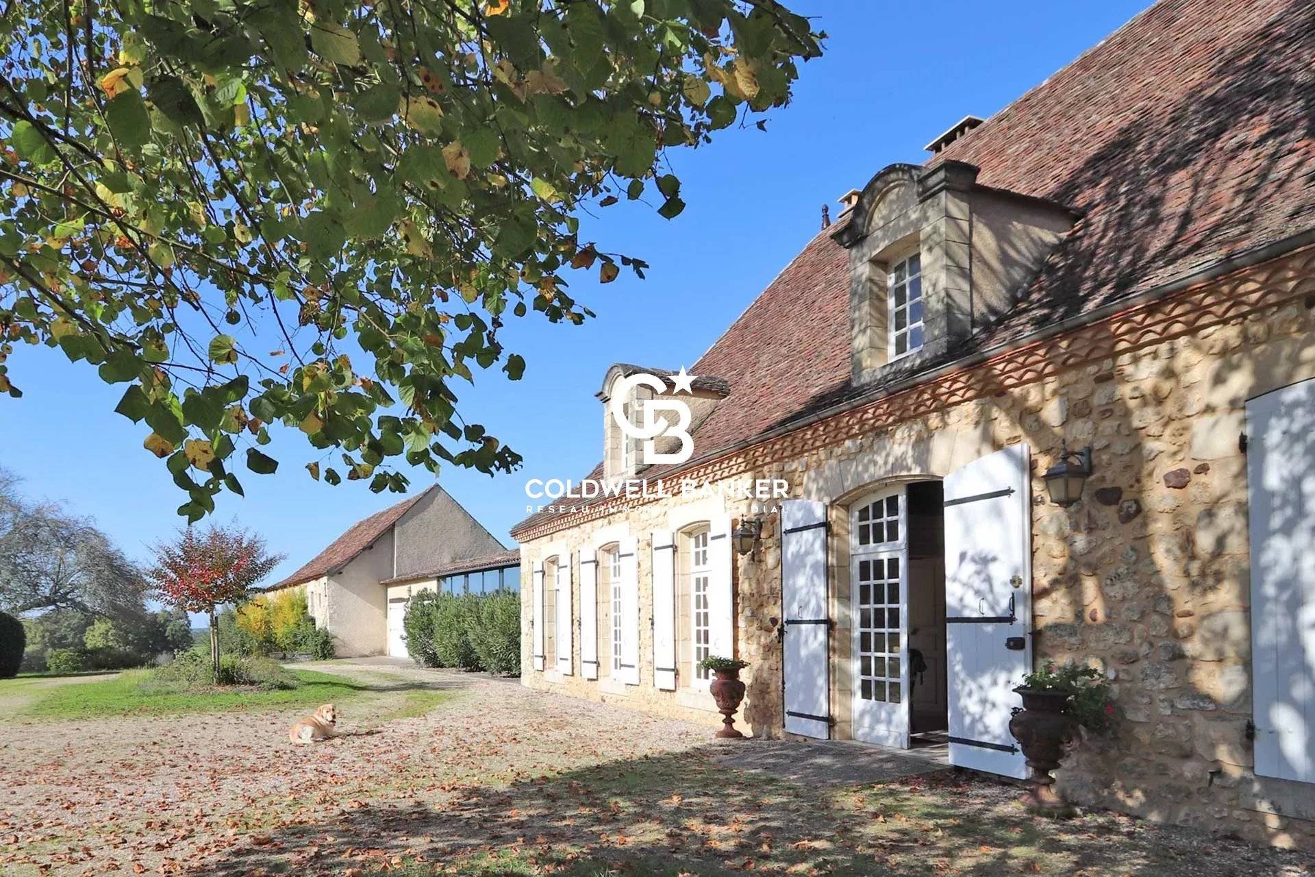 Propriété à vendre à Bergerac – ancienne ferme en pierre, 9 hectares, lac, dépendances et piscine