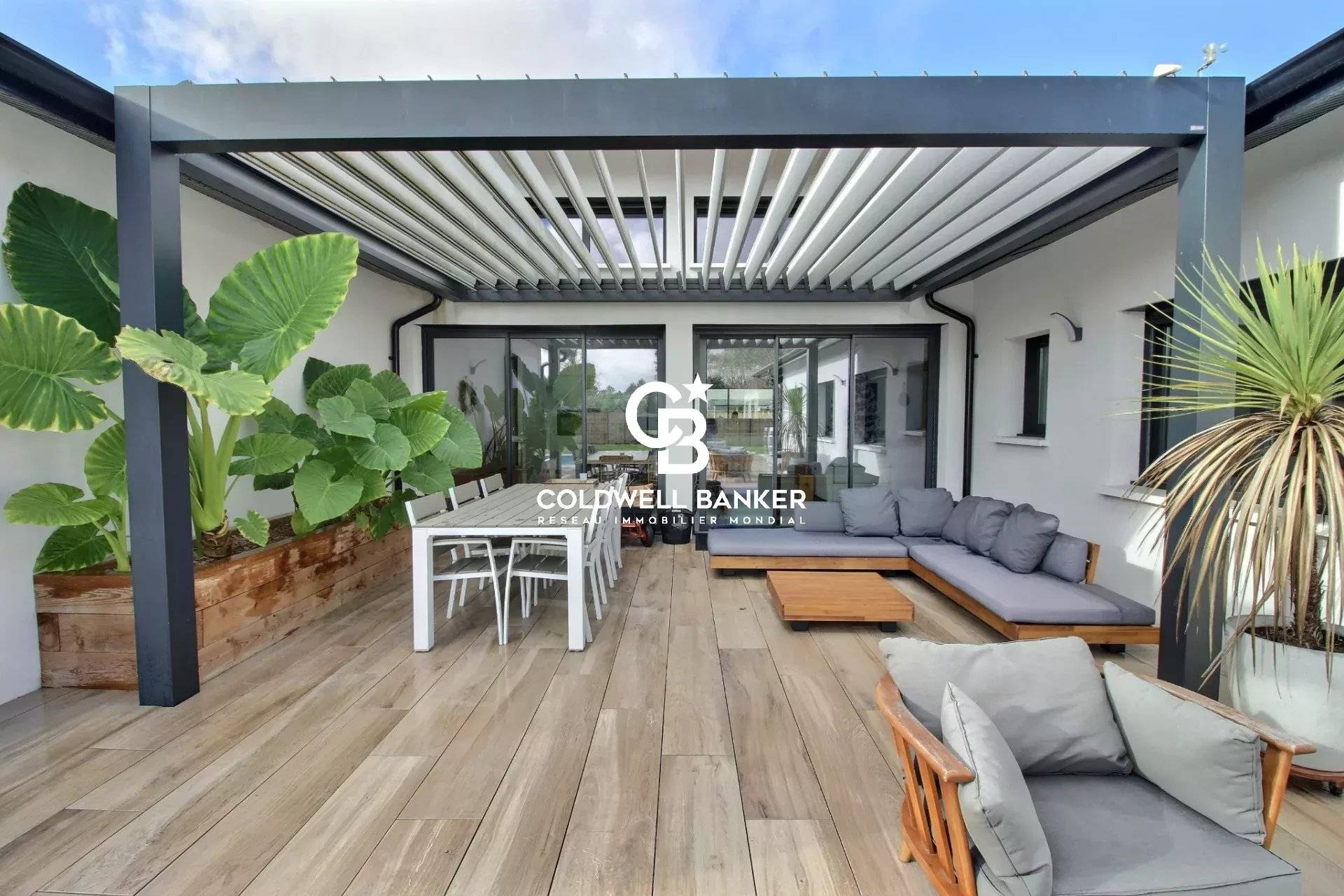 Maison à vendre à Mios – plain-pied lumineux avec séjour cathédrale, suite parentale de 40 m², piscine et pergola bioclimatique