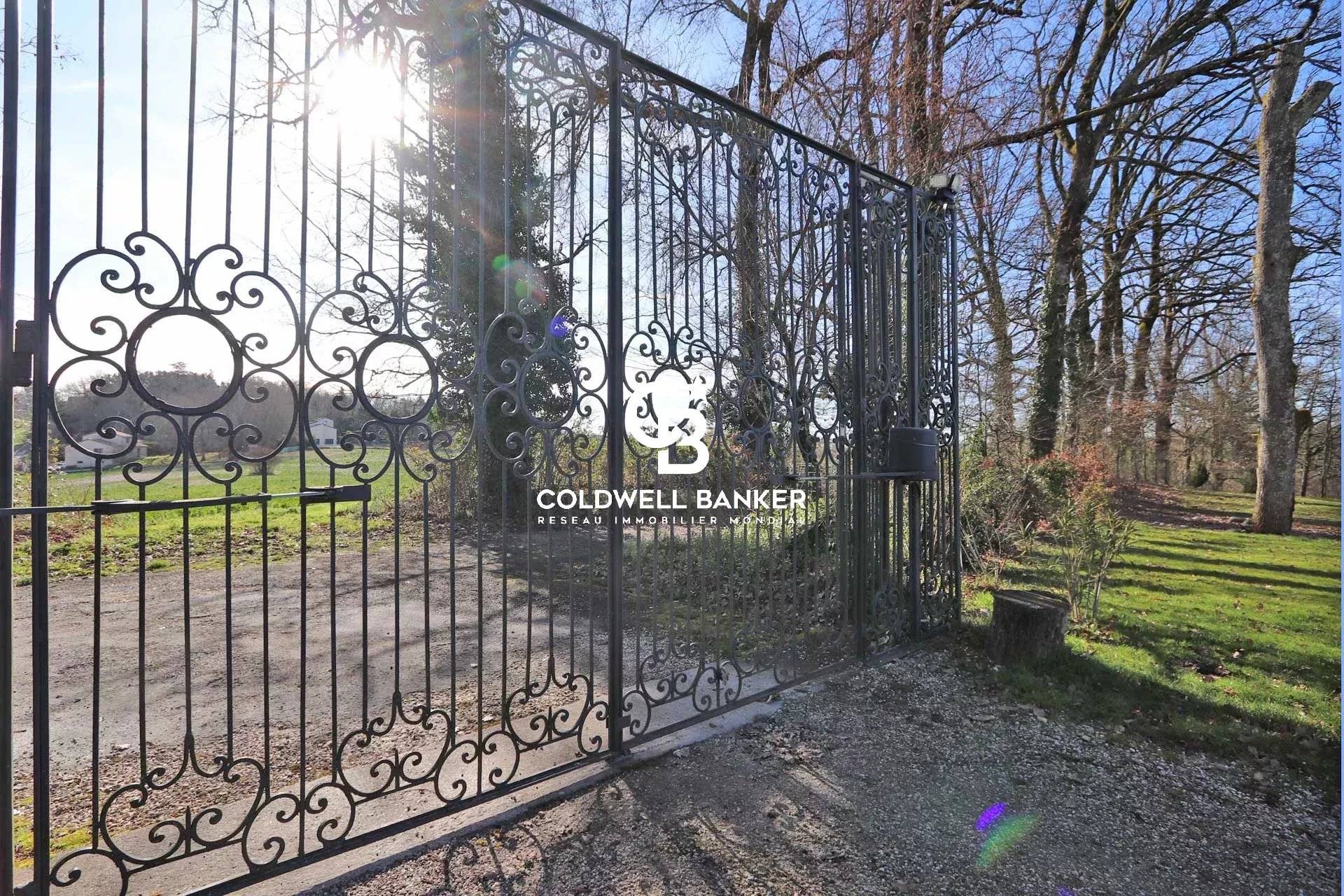 Maison à vendre Périgueux - Chartreuse du 16ème rénovée avec piscine intérieure 