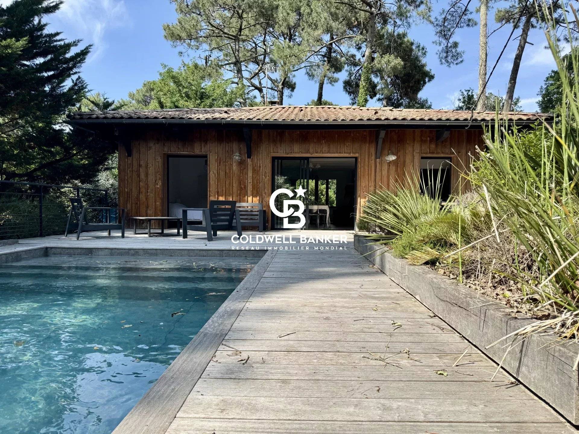 Maison à vendre à Pyla-sur-Mer – villa avec 5 suites, piscine et garage à 500 m de la plage