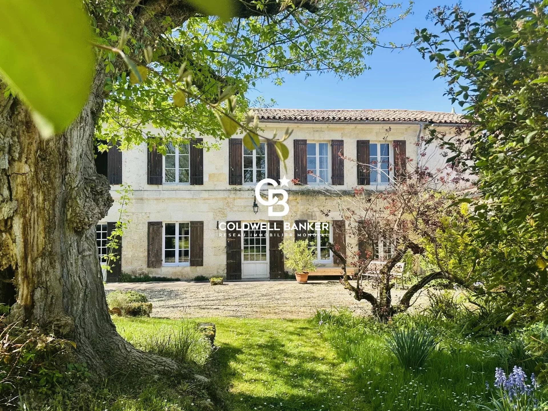 Maison à vendre à 30 minutes de Bordeaux Rive Droite - demeure en pierre du 18e siècle avec dépendance et grange