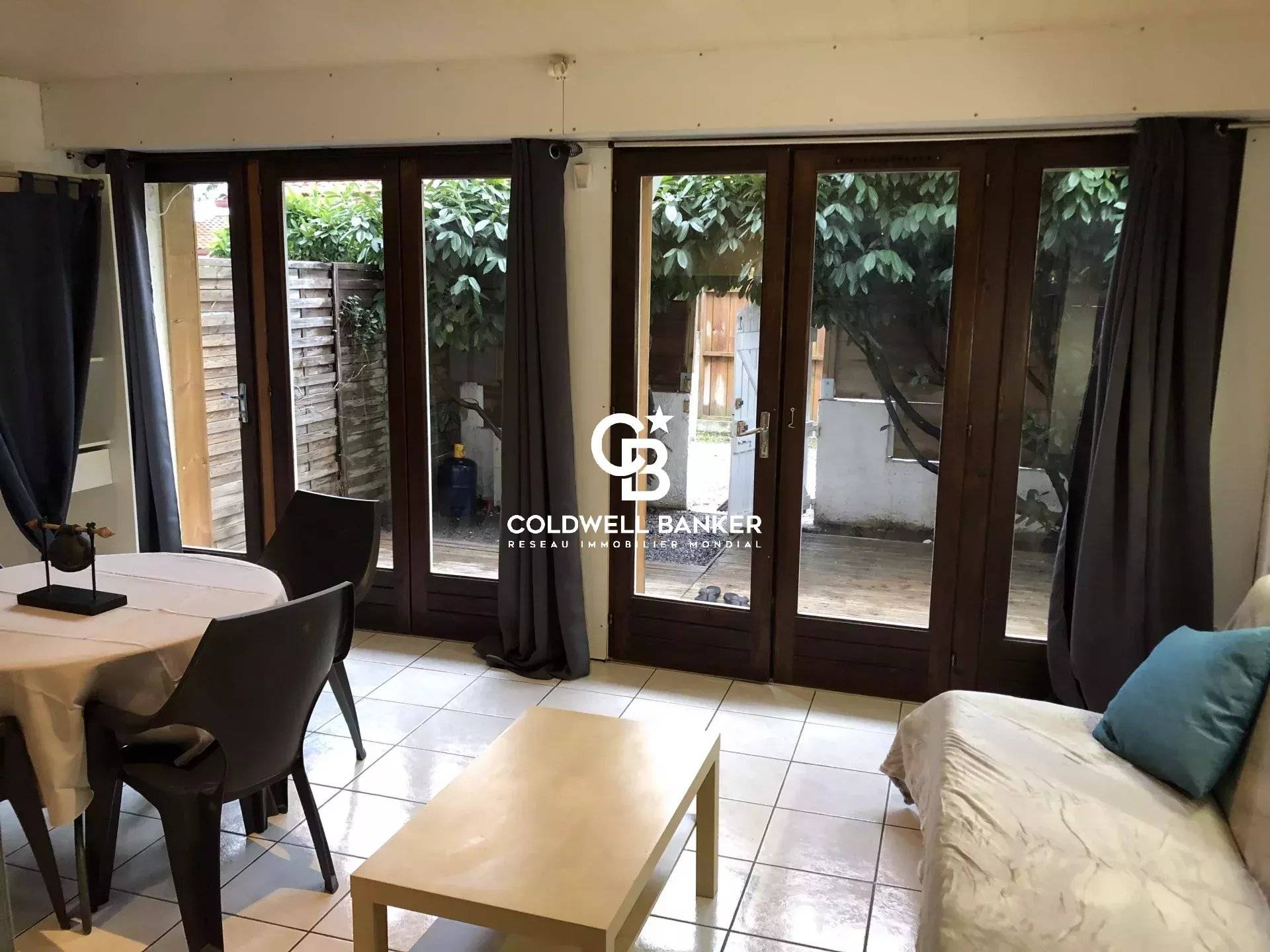 Maison à vendre à Arès – T4 en duplex avec studio indépendant, jardin et terrasse