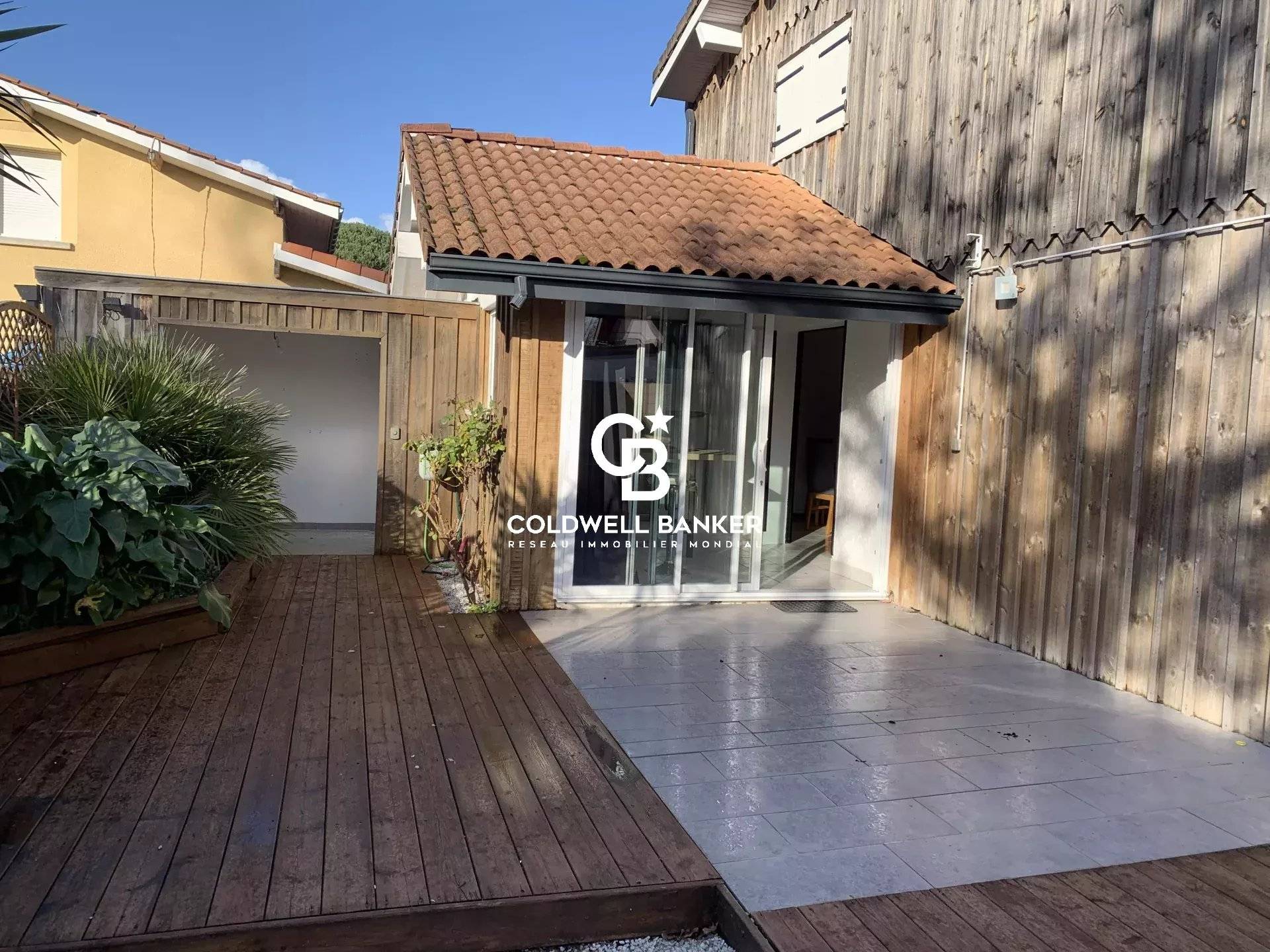 Maison à vendre à Arès – T4 en duplex avec studio indépendant, jardin et terrasse