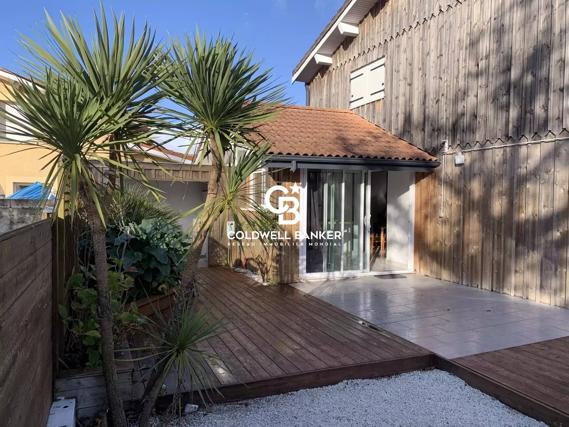 Maison à vendre à Arès – T4 en duplex avec studio indépendant, jardin et terrasse