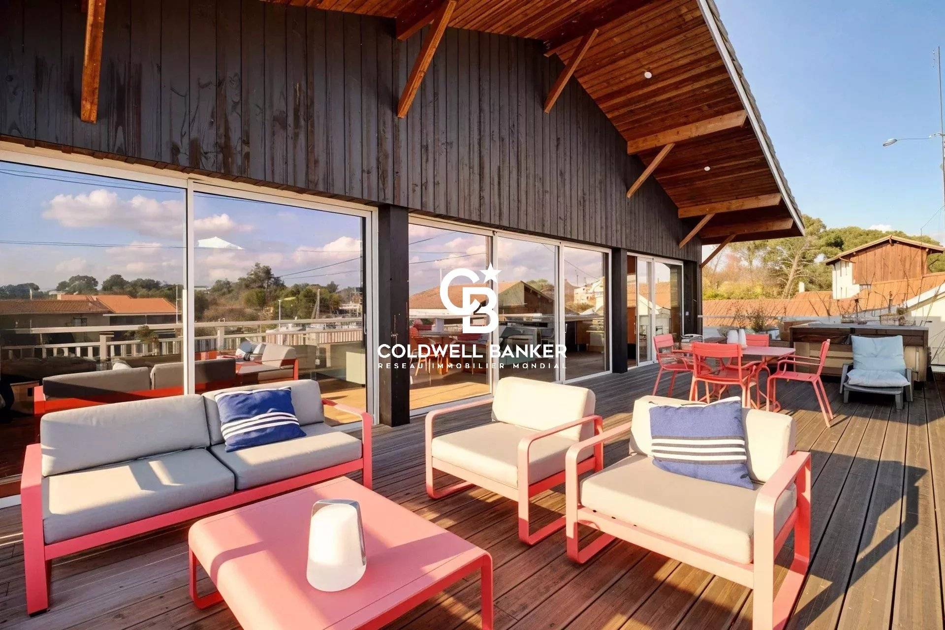 Maison à vendre à Lanton - vue bassin, architecture bois, 267 m²