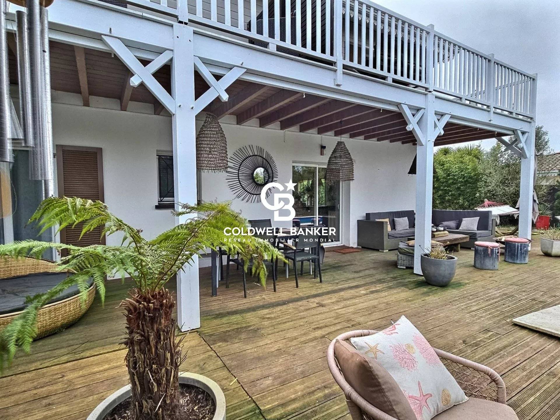 Maison à vendre à Gujan-Mestras – contemporaine avec piscine et appartement indépendant