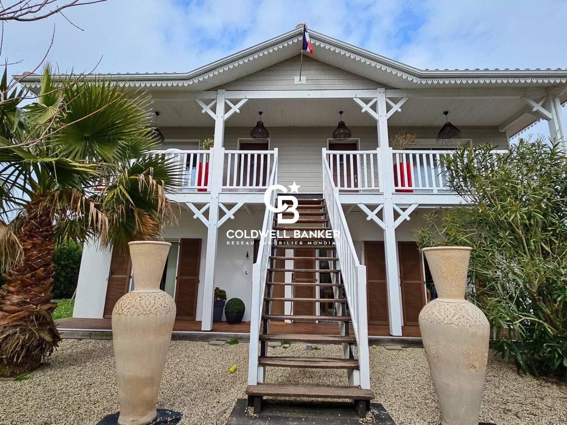 Maison à vendre à Gujan-Mestras – contemporaine avec piscine et appartement indépendant