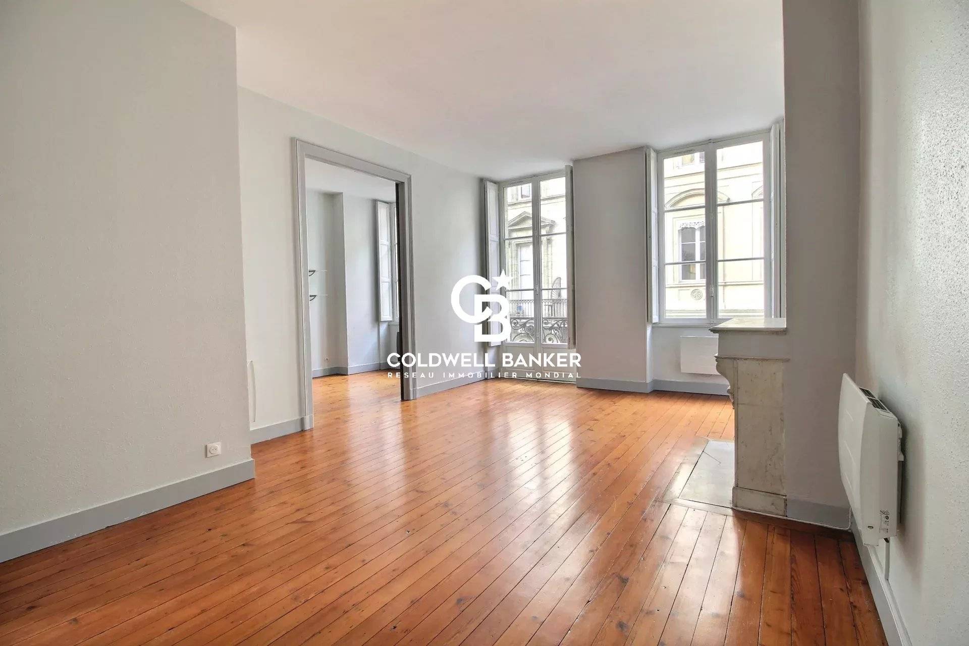 Appartement à vendre à Bordeaux Quinconces - bel immeuble en pierre, 3 chambres, balcon, cave voûtée