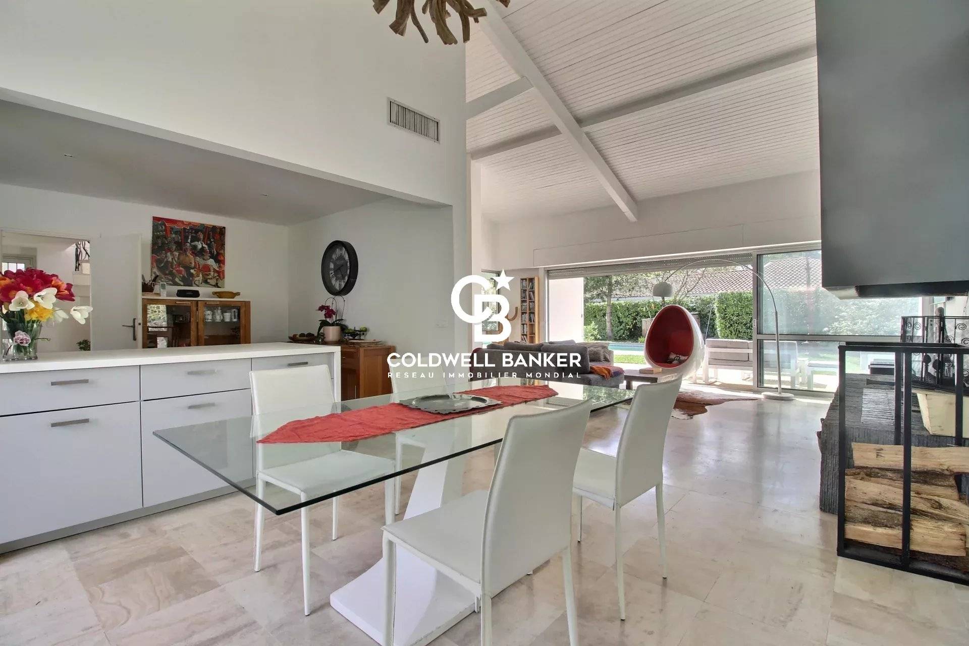 Maison contemporaine à vendre à Gujan-Mestras - vaste terrain, piscine et garage