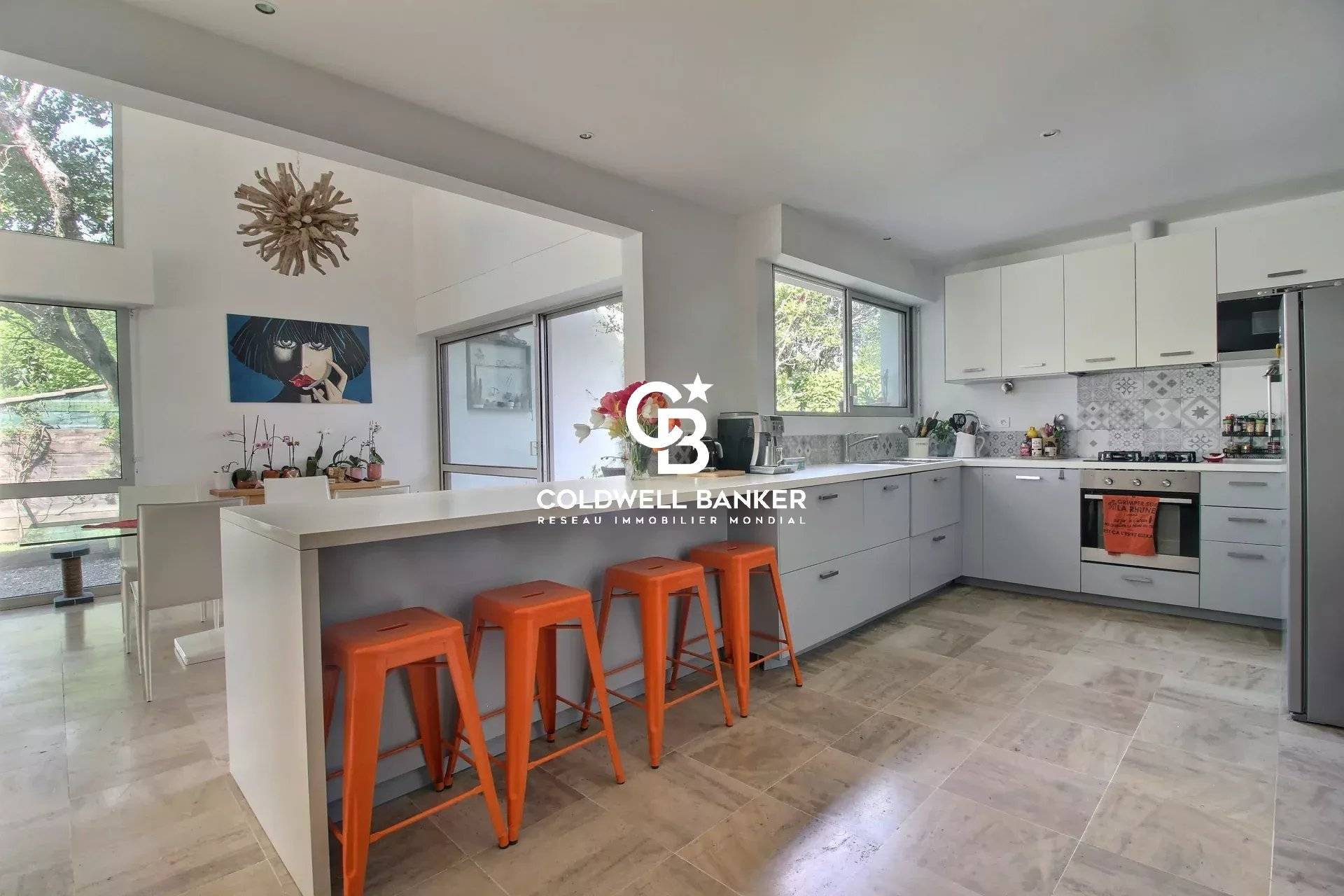 Maison contemporaine à vendre à Gujan-Mestras - vaste terrain, piscine et garage