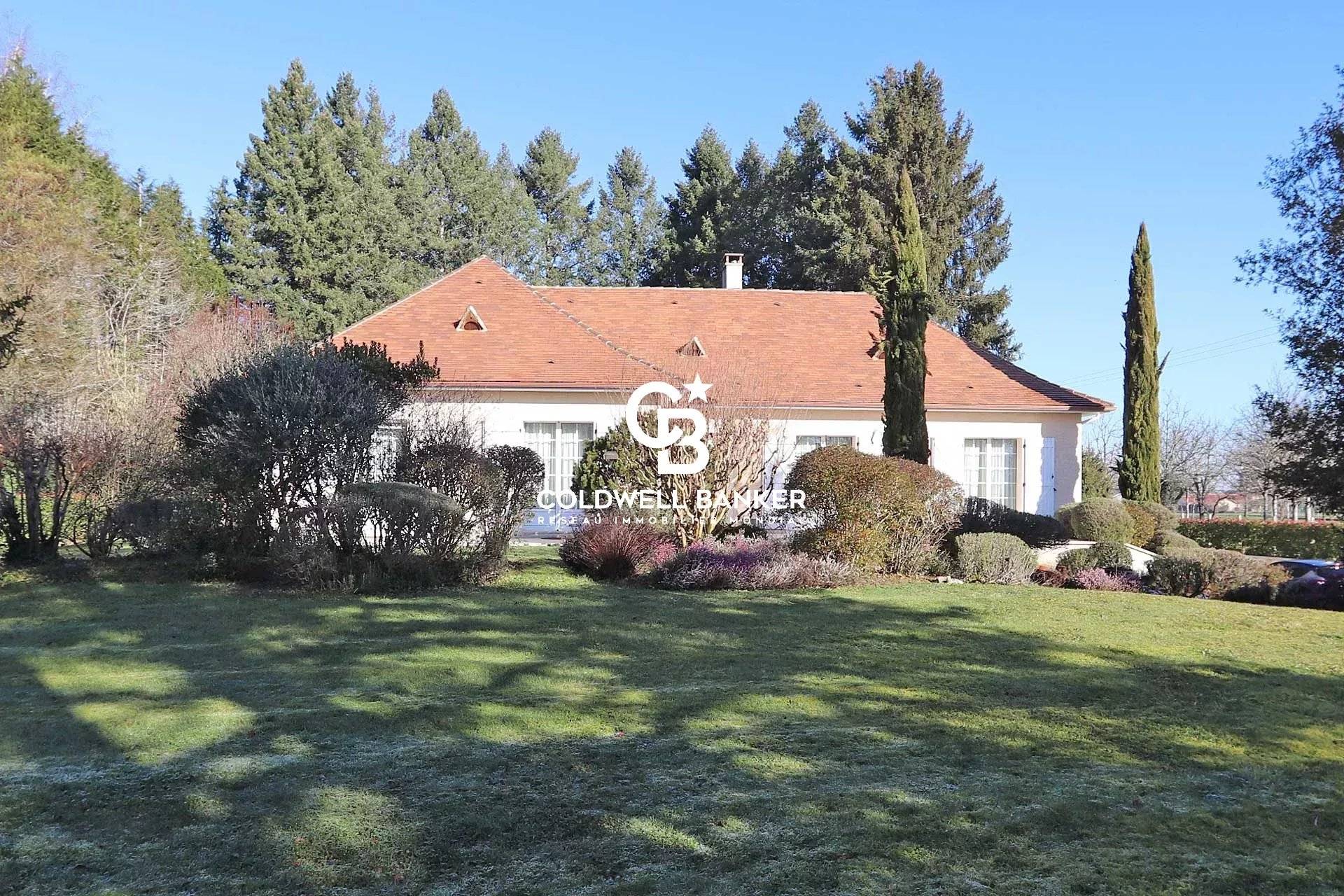 Maison à vendre à Neuvic – parc de 5000 m², rénovation récente, confort moderne et bassin de nage