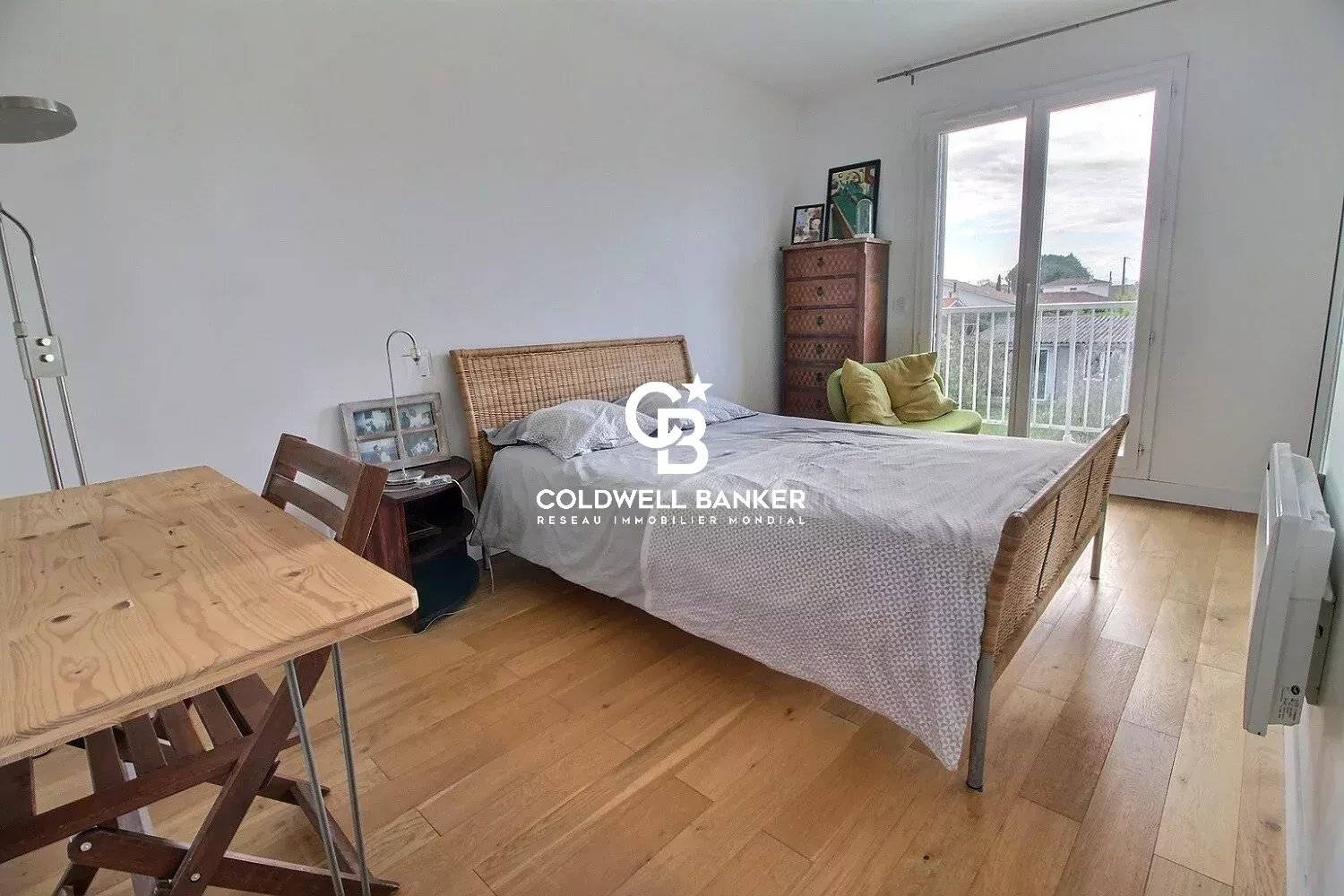 Maison contemporaine au calme à vendre Pessac : dépendance, piscine et vaste terrain