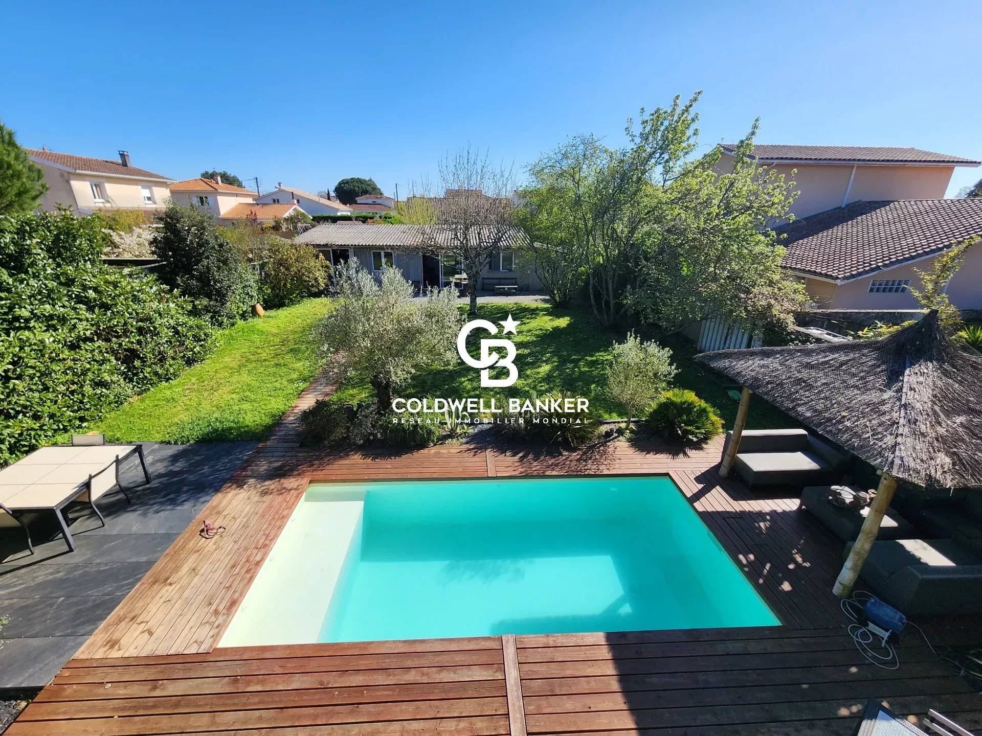 Maison contemporaine au calme à vendre Pessac : dépendance, piscine et vaste terrain