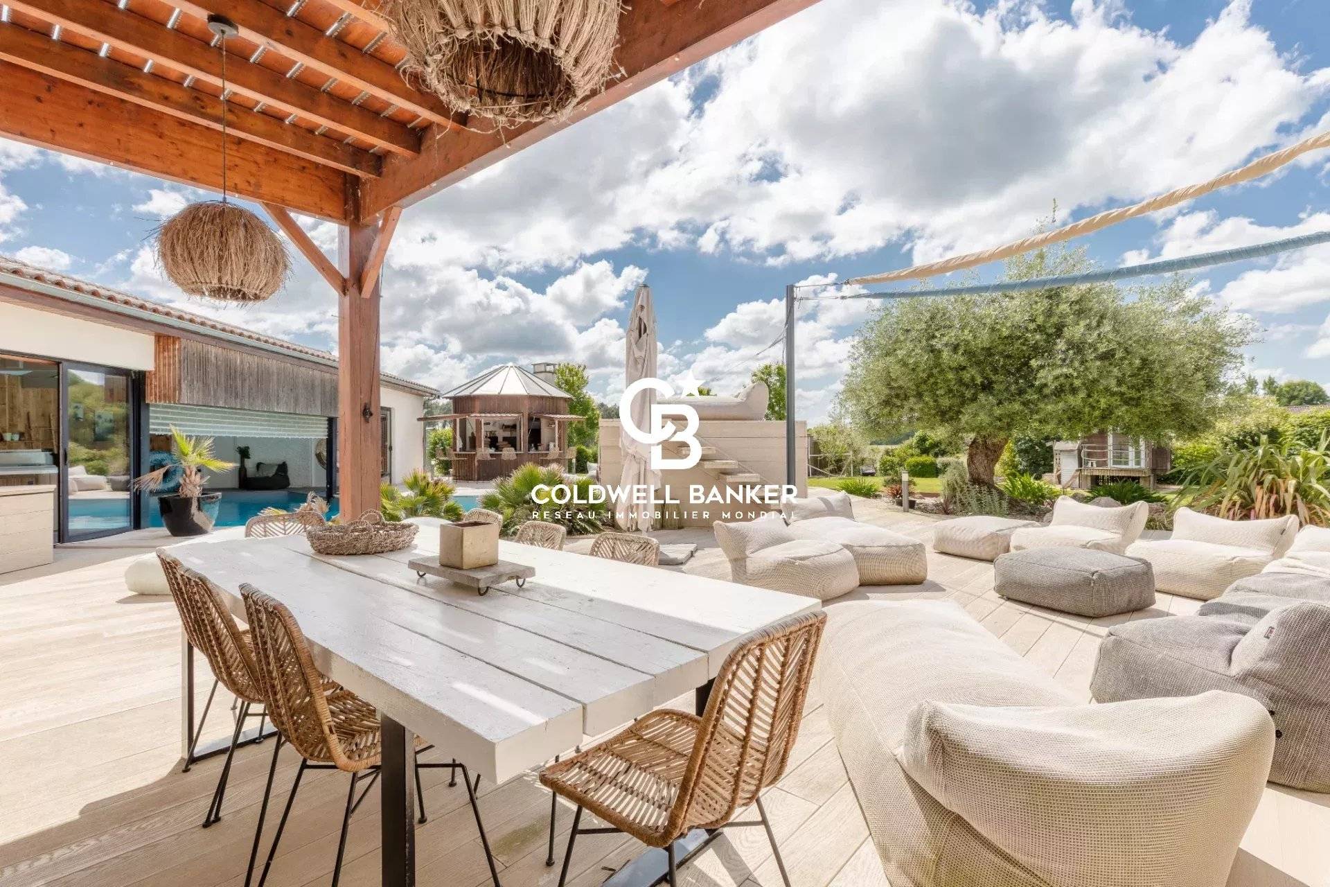 Maison contemporaine à vendre à 30 minutes de Bordeaux - prestations haut de gamme et vaste terrain