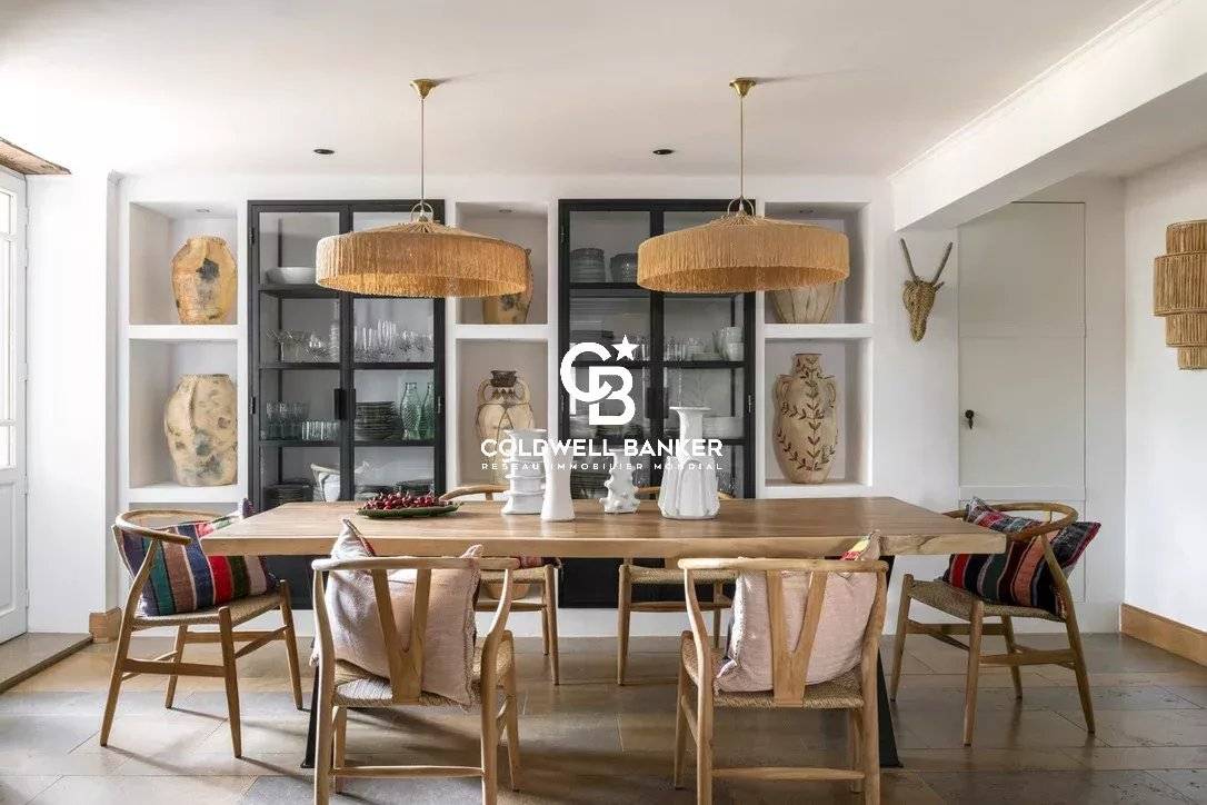 Maison rénovée de 300 m² à vendre à Eysines, proche Bordeaux : 4 chambres, jardin et piscine