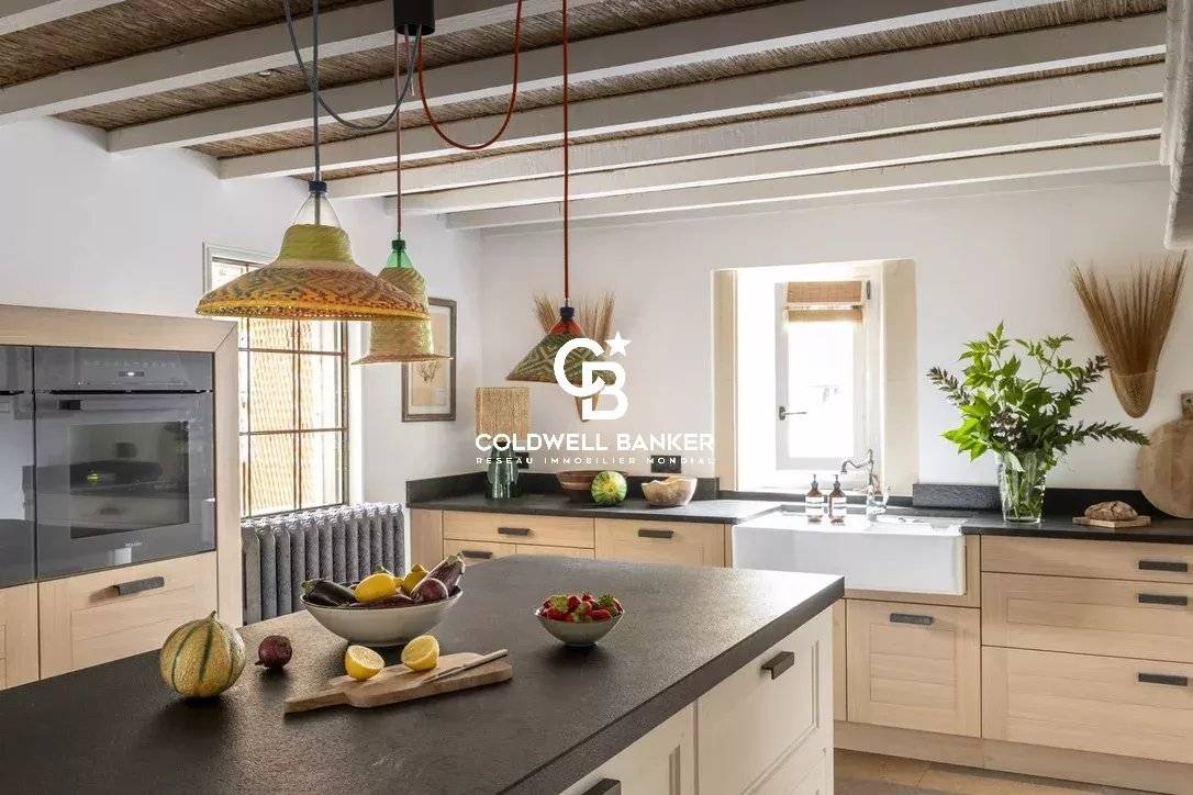 Maison rénovée de 300 m² à vendre à Eysines, proche Bordeaux : 4 chambres, jardin et piscine